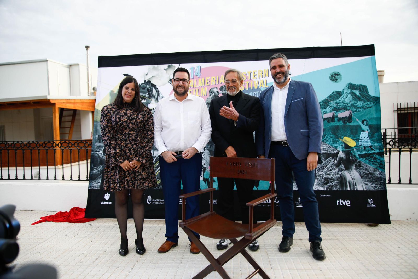 Descubrimiento de la silla del actor Fabio Testi en el Paseo de la Fama de Tabernas, en imágenes