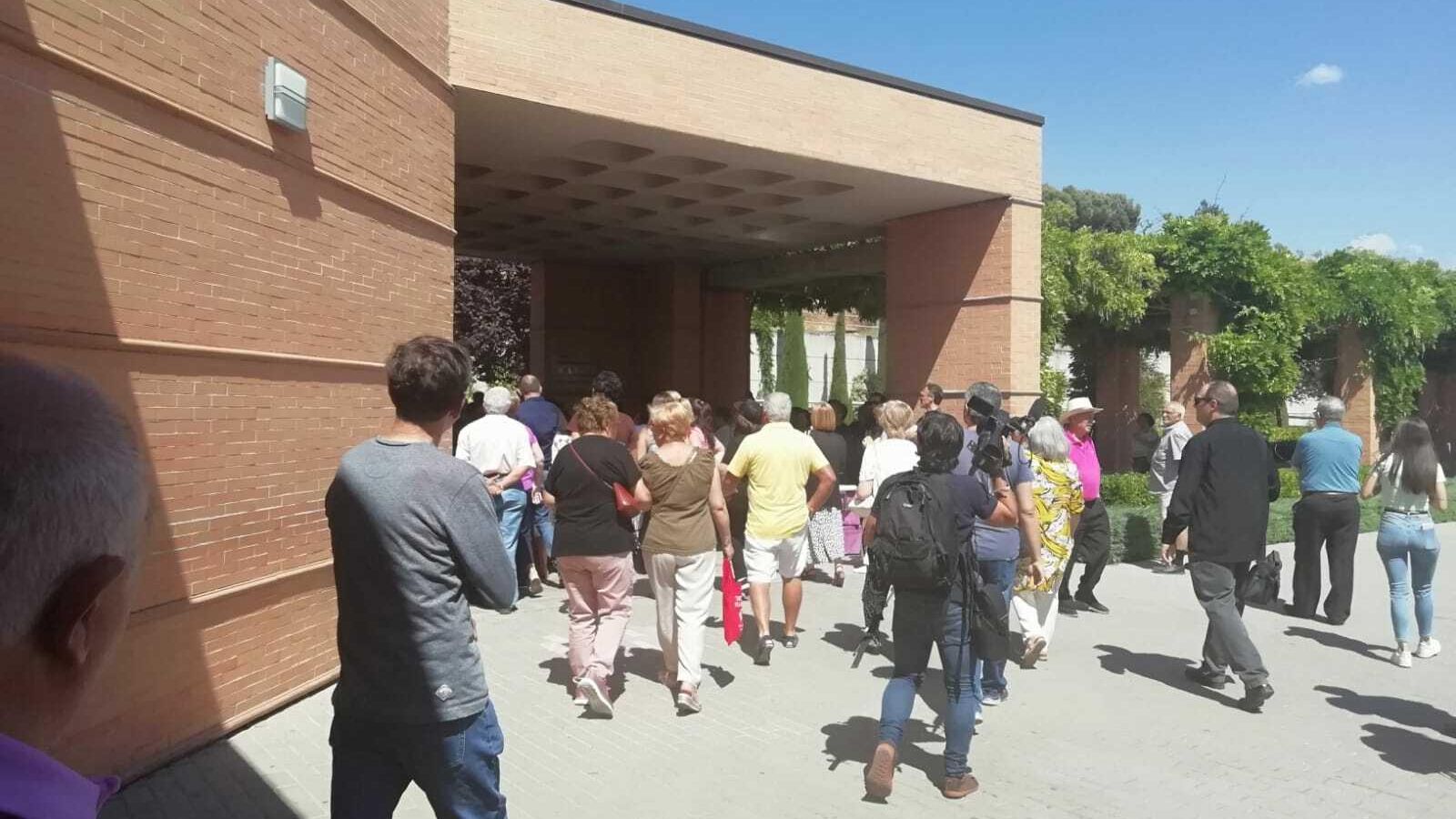 Muchos granadinos se han acercado a darle el último adiós