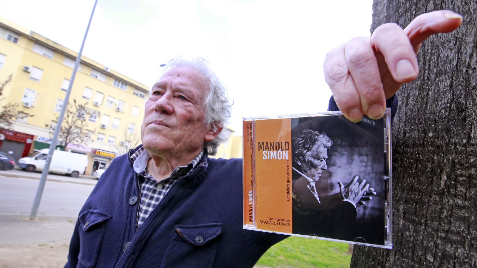 El cantaor Manolo Simón posa con su nuevo disco.
