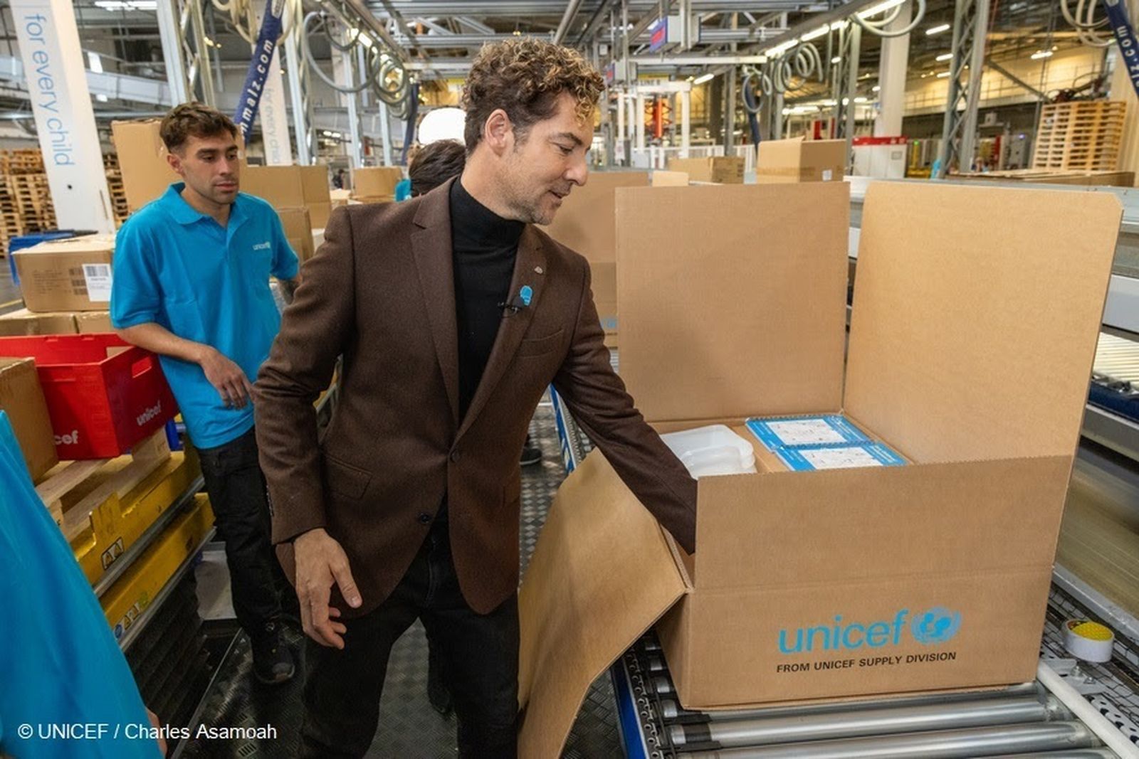David Bisbal en el almacén humanitario de UNICEF en Copenhague.