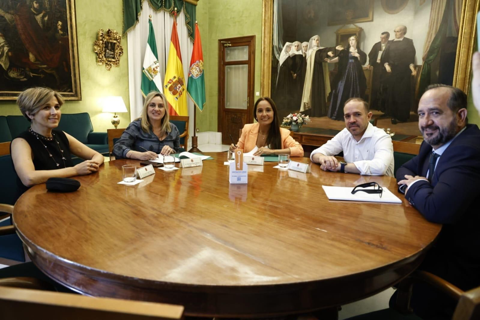 Imagen de la firma entre el Ayuntamiento de Granada y AECOC