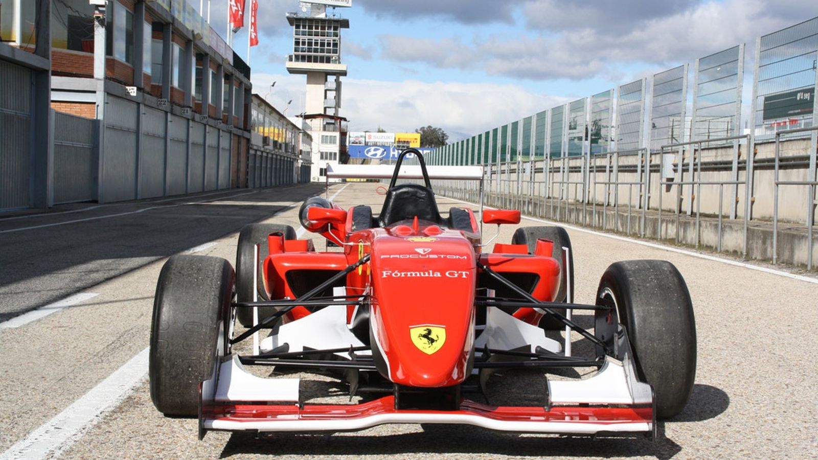 Pilotar un Fórmula 1, una de las experiencias para estrenar el otoño.