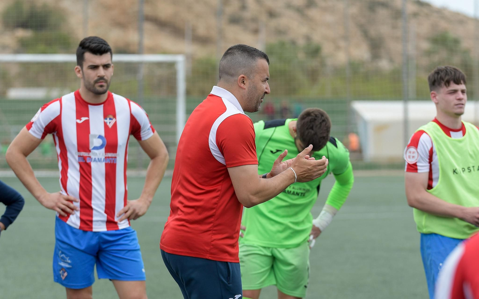 Carlos Hinojo realiza indicaciones a su equipo al término de un partido de esta temporada.