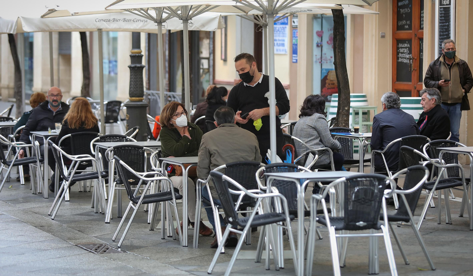 Vuelve la actividad en los  bares de Jerez