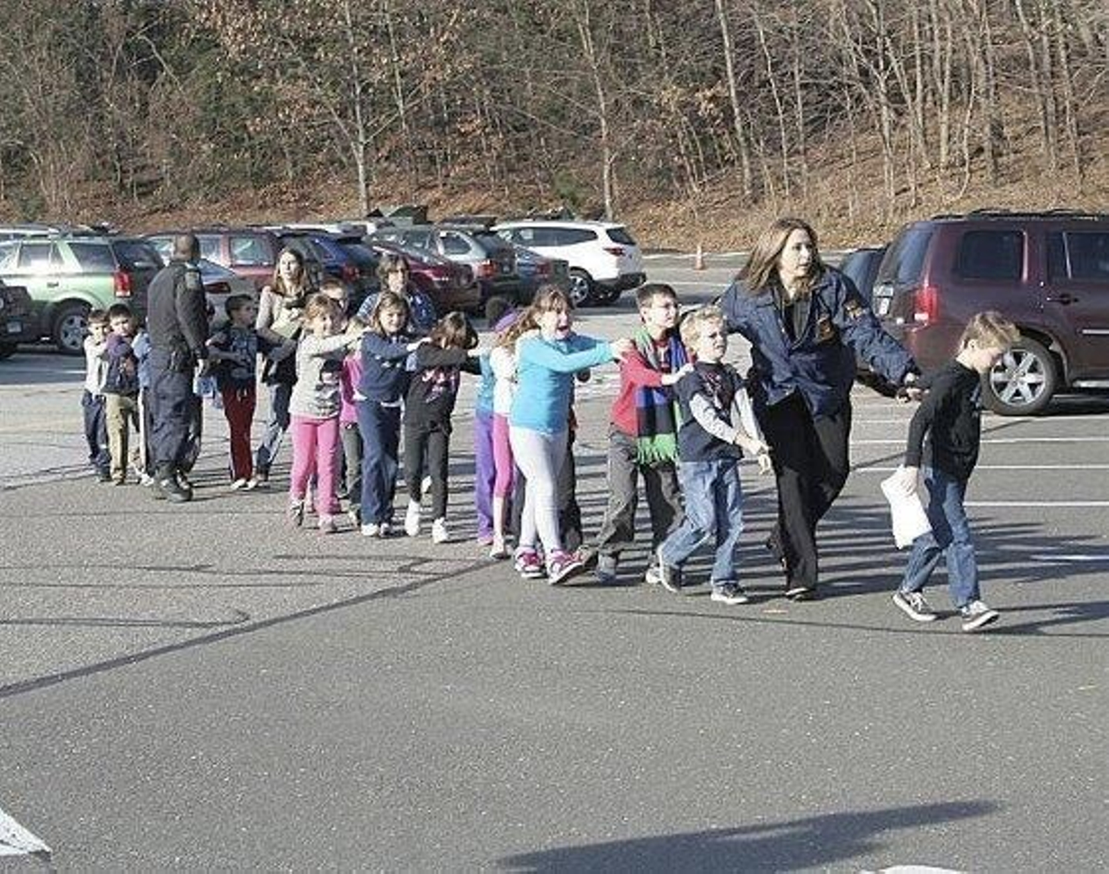 Al menos 27 muertos, entre ellos 20 niños, por un tiroteo en un colegio de Connecticut