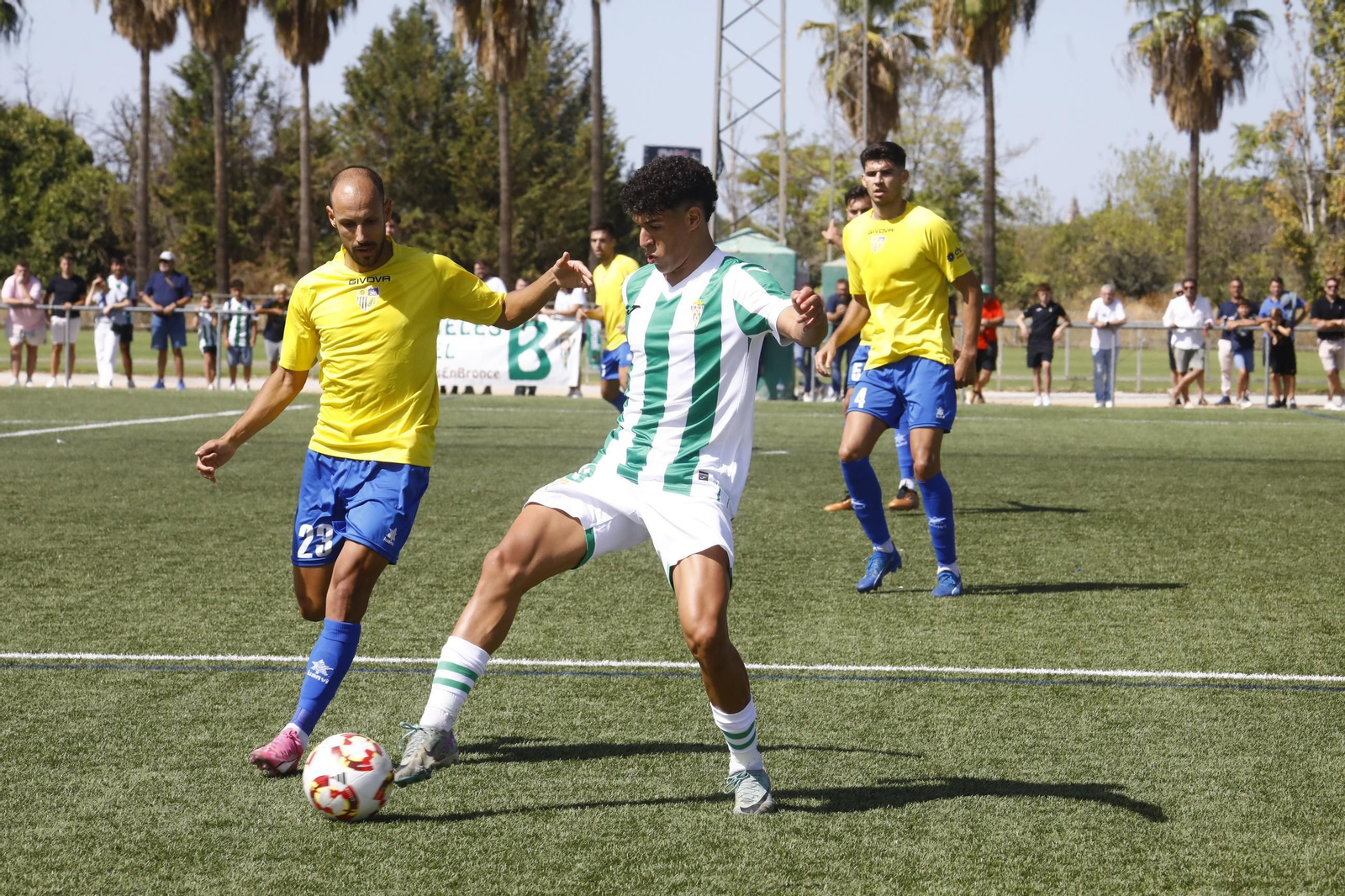 Las mejores fotos del duro estreno del Córdoba B ante el Conil en Tercera RFEF