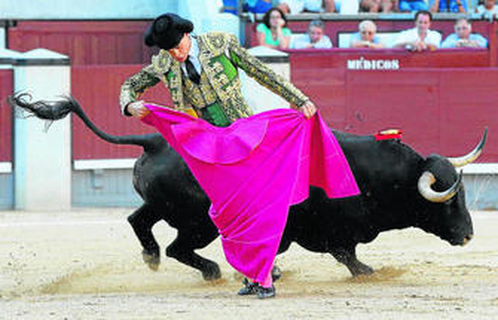 David Galván con el capote ante el primer toro de su lote, en la tarde de ayer en Las Ventas.