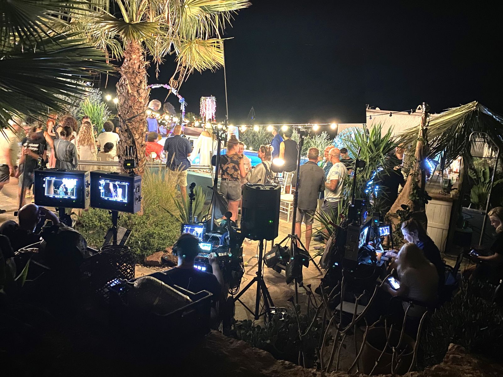 Grabación de la serie durante la celebración de una especie de fiesta.