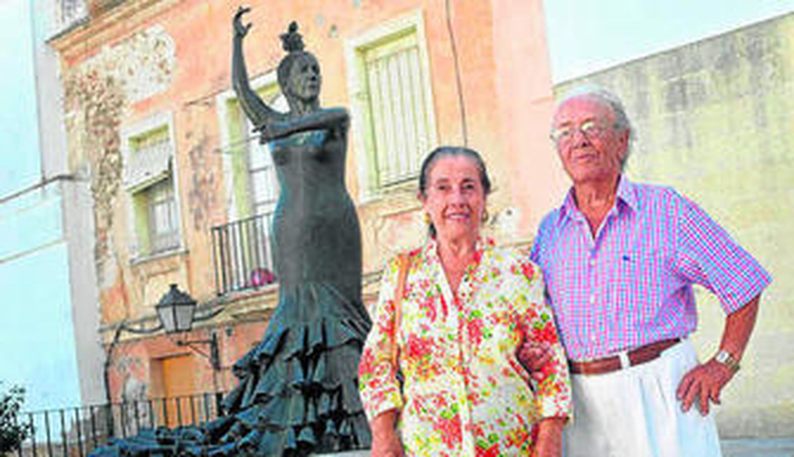 Conchita y Bendito ante el monumento a la bailaora.