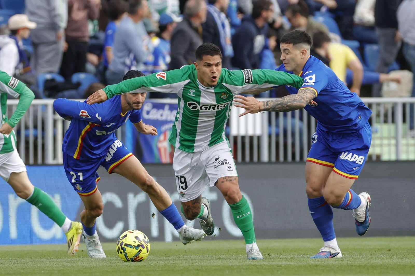 El Cucho, en un lance con el jugador del Getafe Satriano.