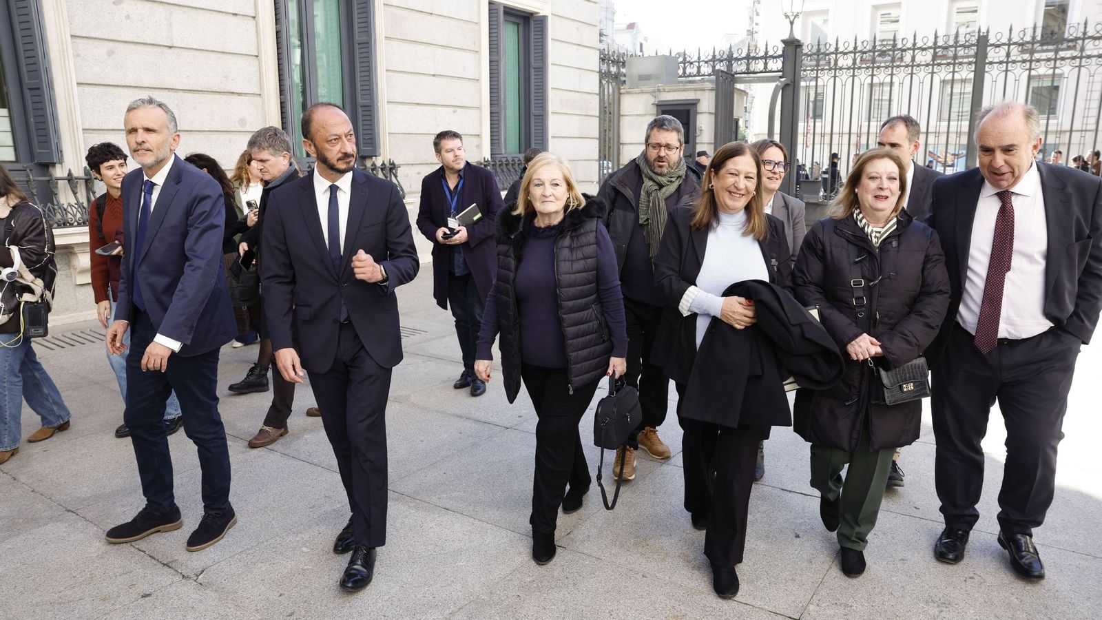 Loli, Puri y Paqui, a su llegada al Congreso de los Diputados para acceder a los documentos sobre el asesinato de su hermano.