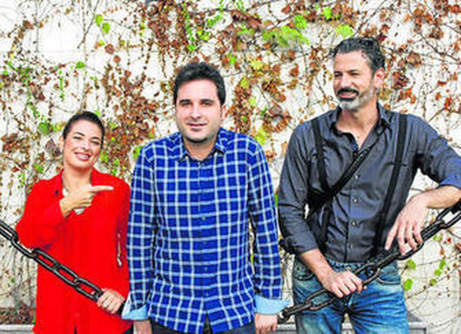 Pastora Galván, Eduardo Trassierra y Andrej Vujicic, ayer en las inmediaciones del Centro Cultural Cajasol.