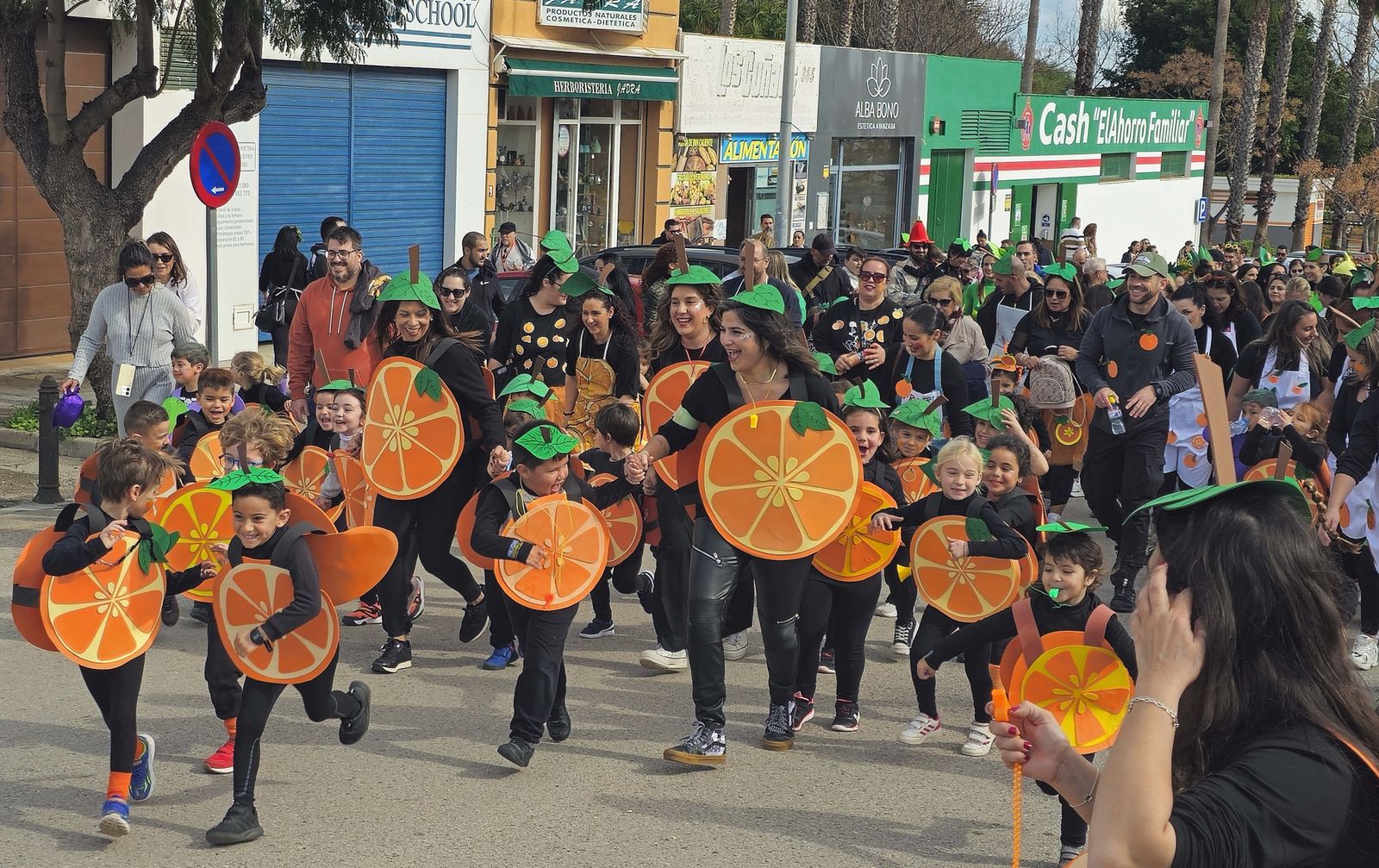 El pasacalles de carnaval del CEIP San García de Algeciras, en imágenes