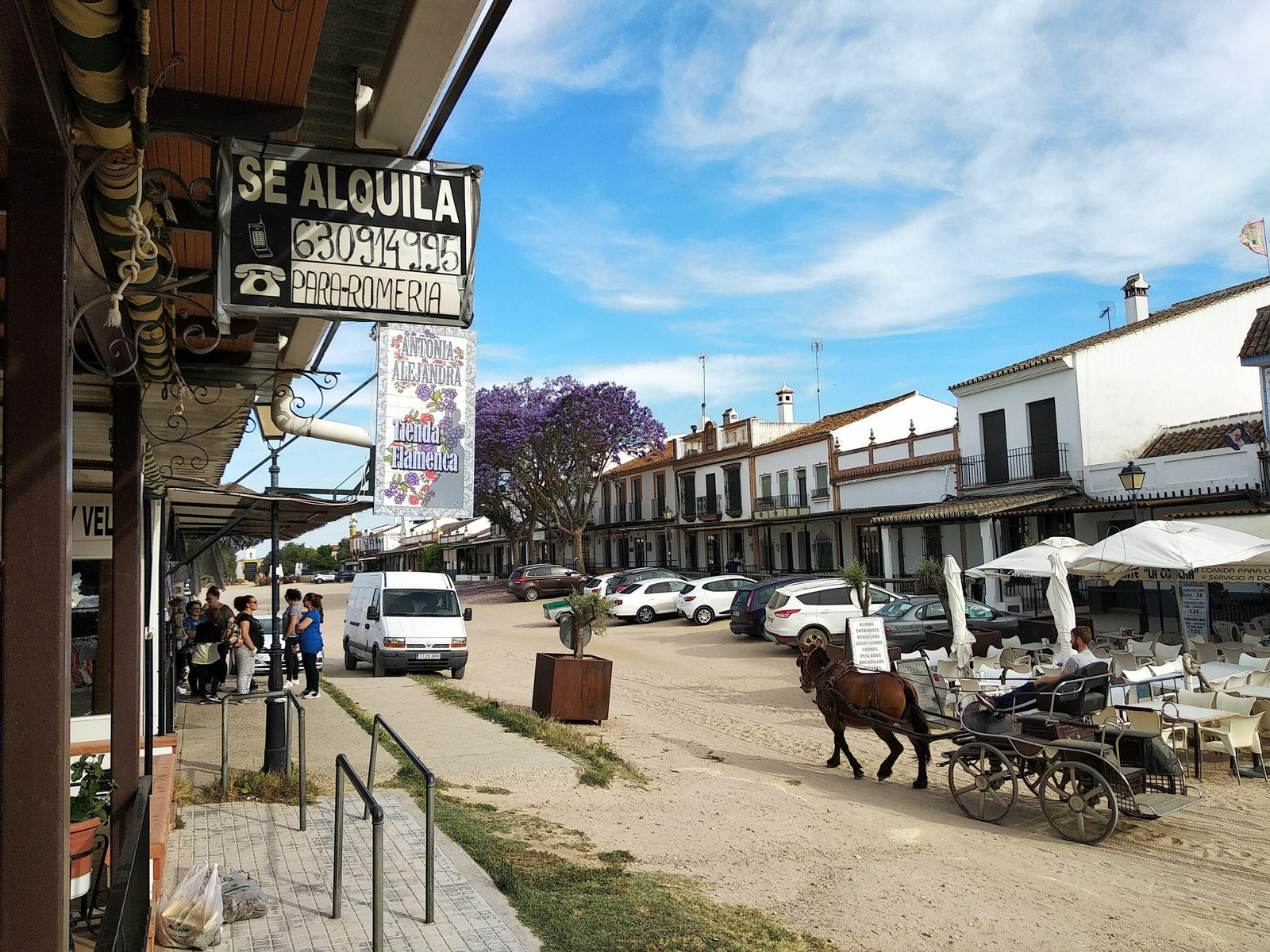 Un cartel de se alquila en una vivienda de la aldea almonteña.