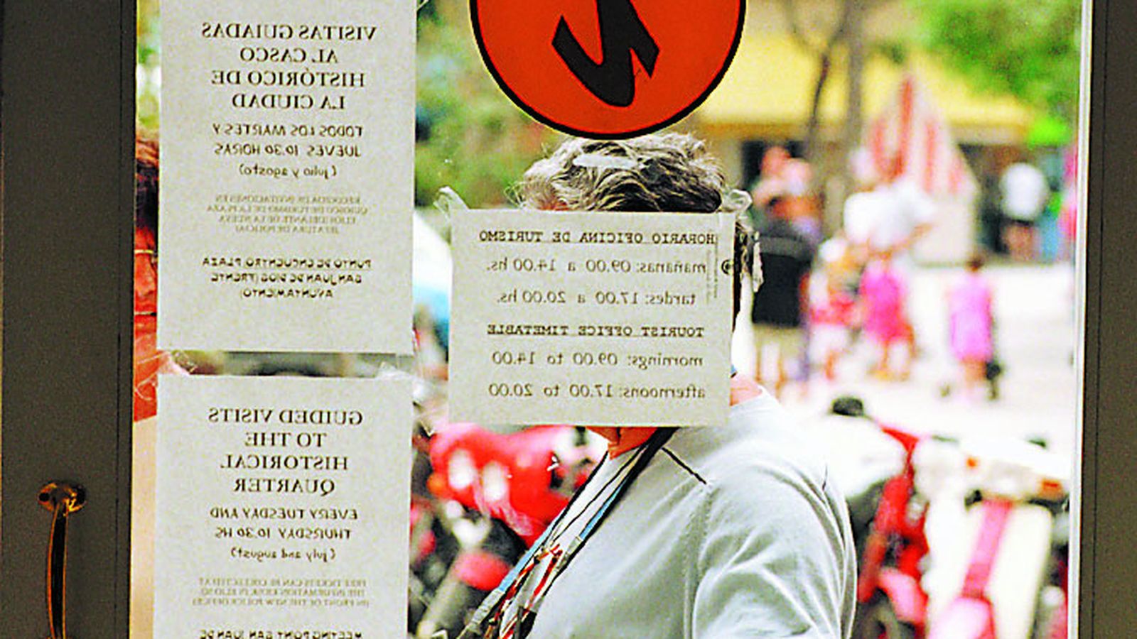 Uno de los muchos turistas que se acercan a las oficinas municipales ubicadas en distintos puntos de la ciudad