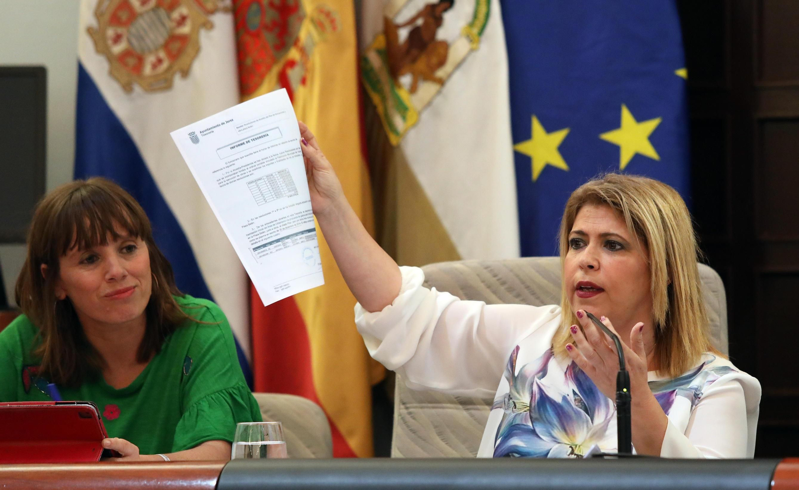 La alcaldesa, Mamen Sánchez, y la primera teniente de alcaldesa, Laura Álvarez, durante el debate del estado de la ciudad.
