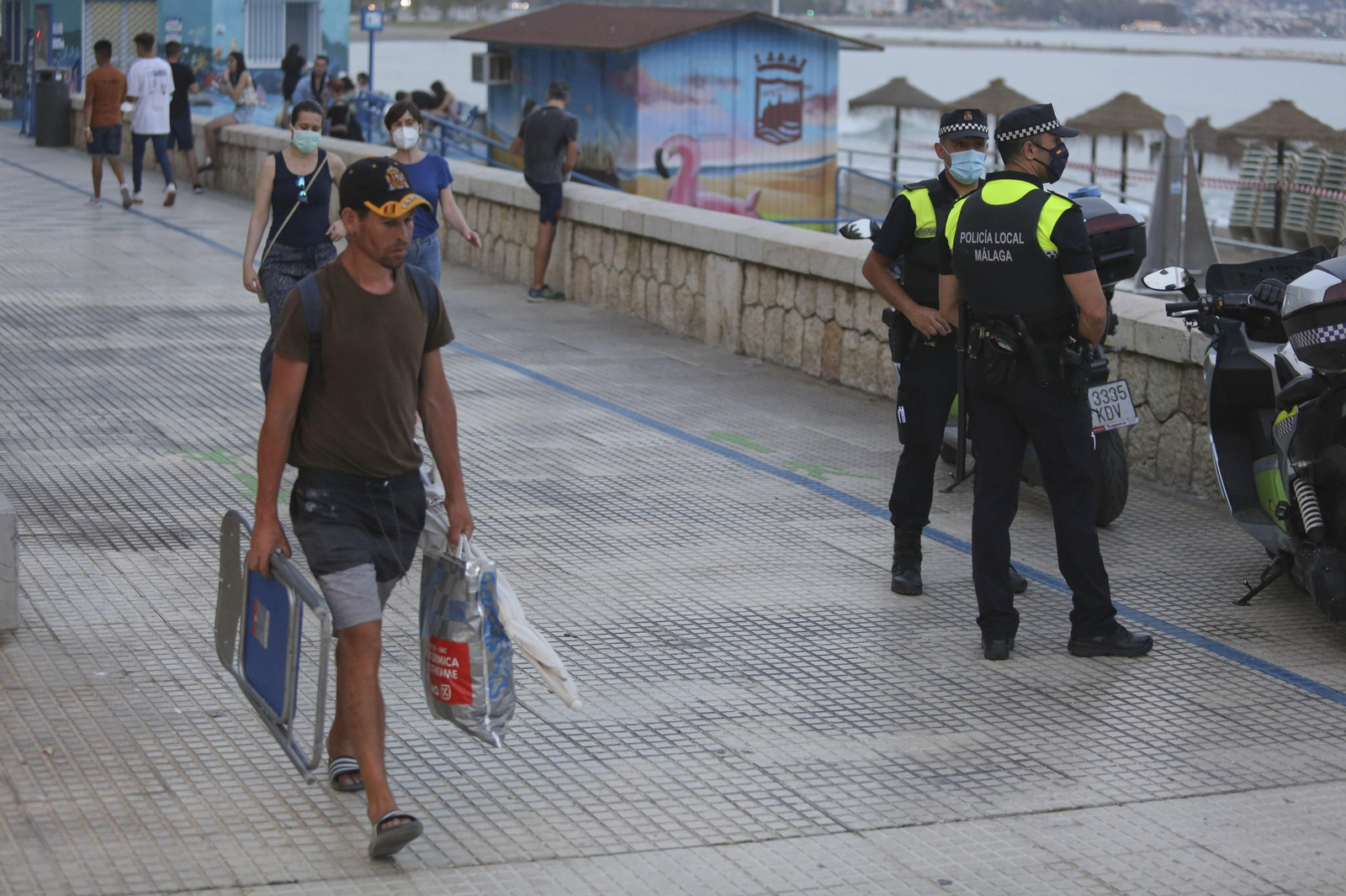 Solitaria noche de San Juan en las playas de Málaga, en fotos