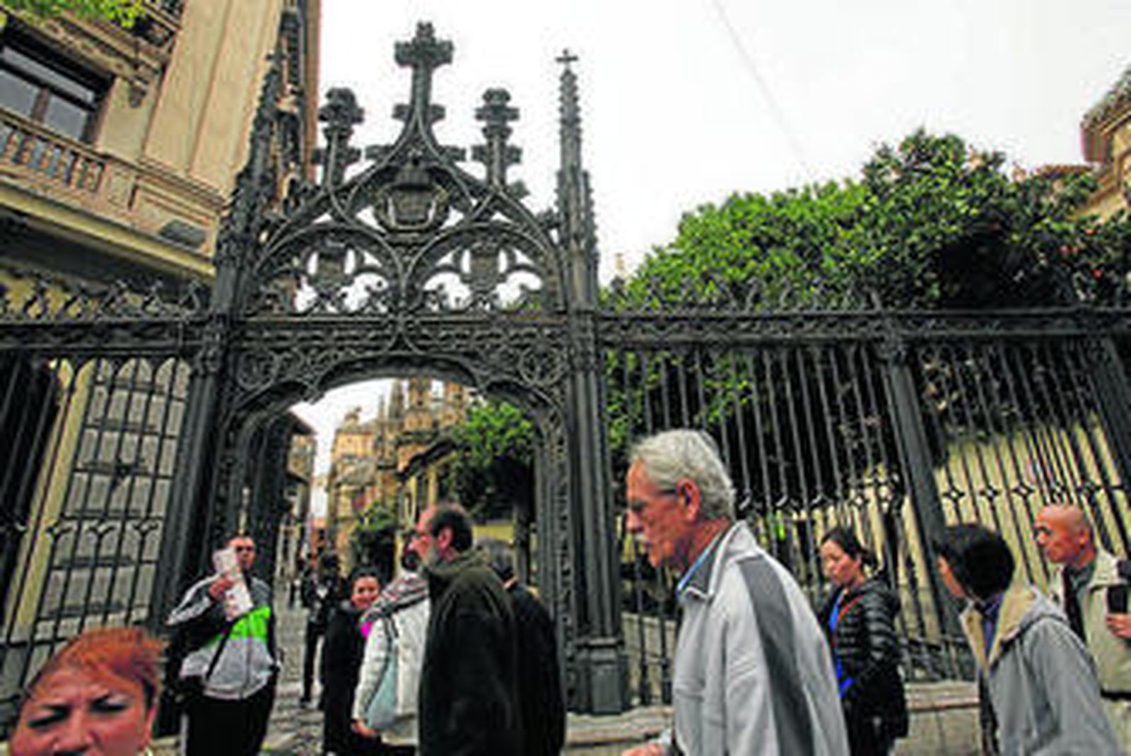 Turistas pasan por delante de la Catedral de Granada.