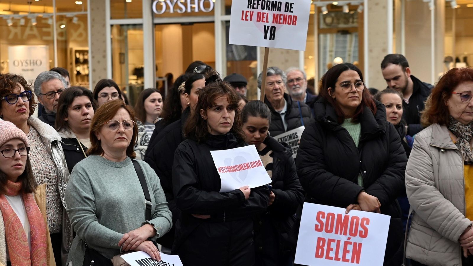 Varias personas concentradas por Belén.
