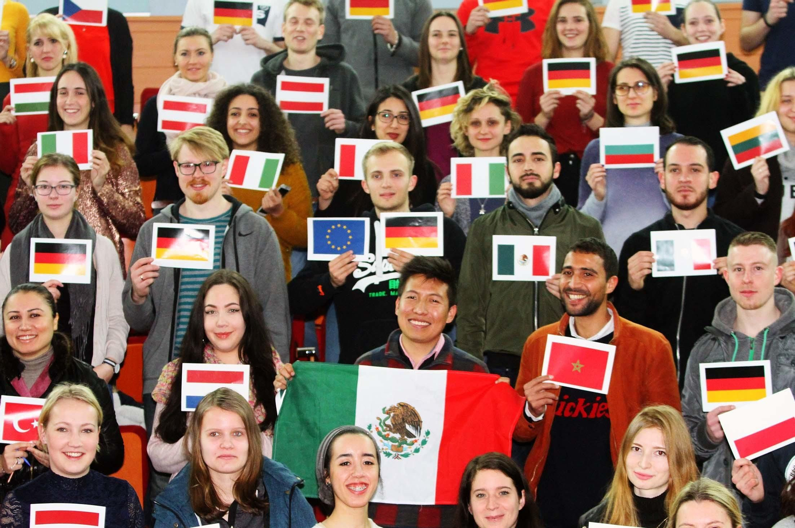 La universidad de Huelva da la bienvenida a los nuevos estudiantes Erasmus, en imágenes