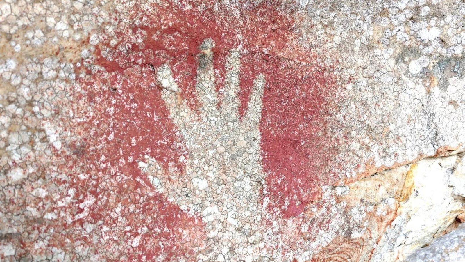 Detalle de una de las manos en negativo aparecidas en el conjunto rupestre de Bacinete, pintada en rojo con una técnica que imita el aerografiado prehistórico y cuya autenticidad está en cuestión.