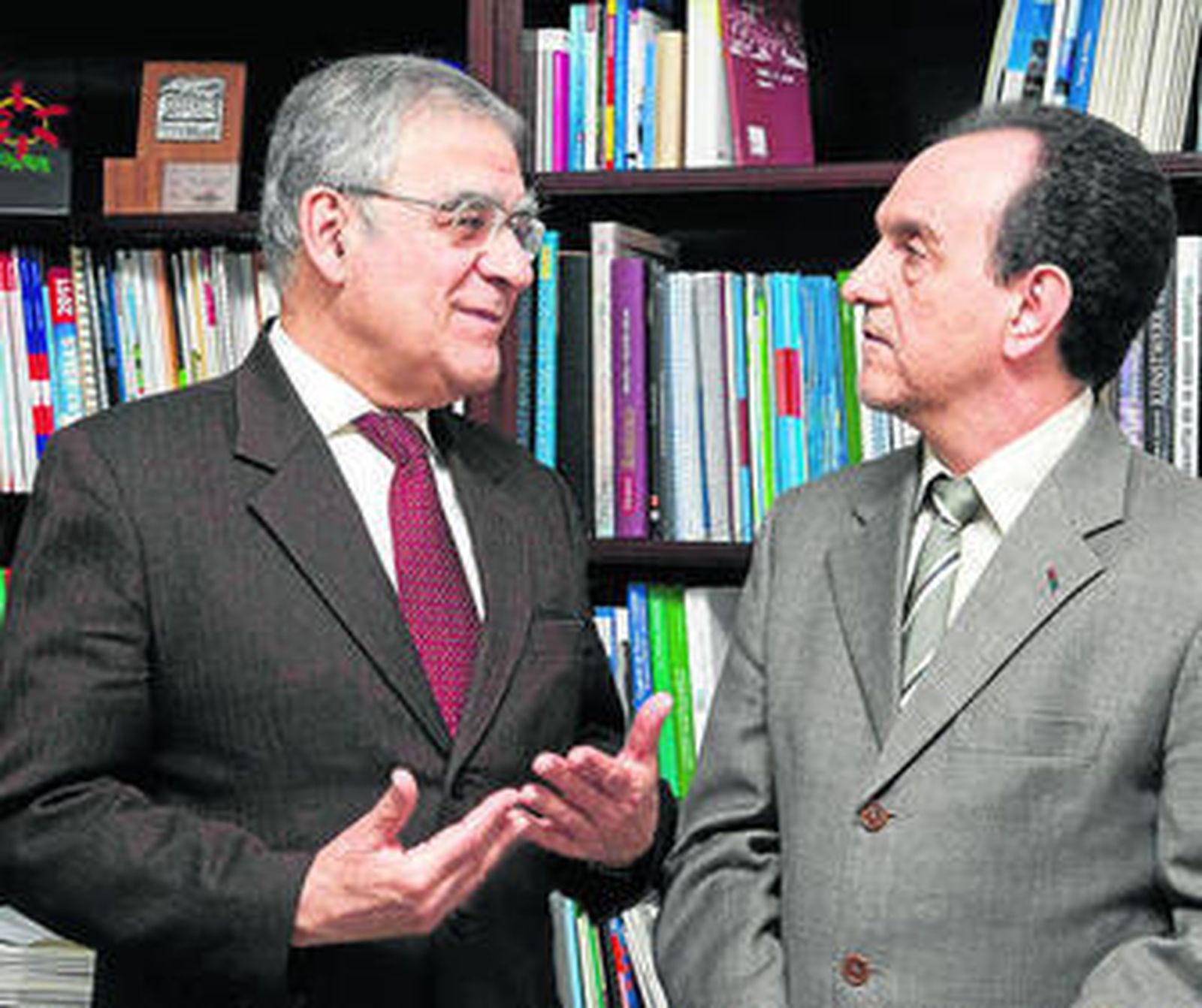 Rafael Rodríguez conversa con el director de la OET en Berlín, Arturo Claver.