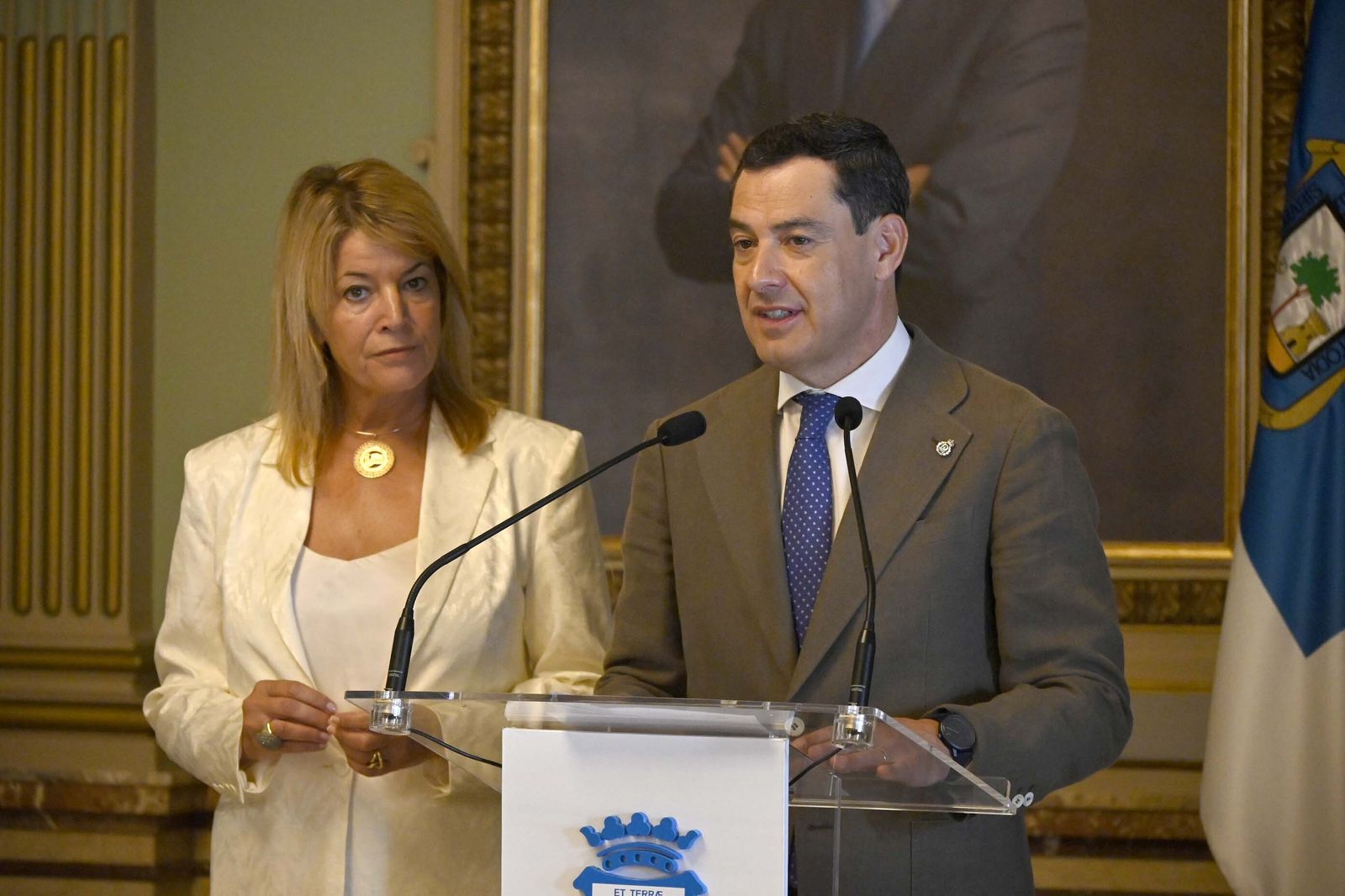 Visita de Juanma Moreno al Ayuntamiento de Huelva, en Imágenes