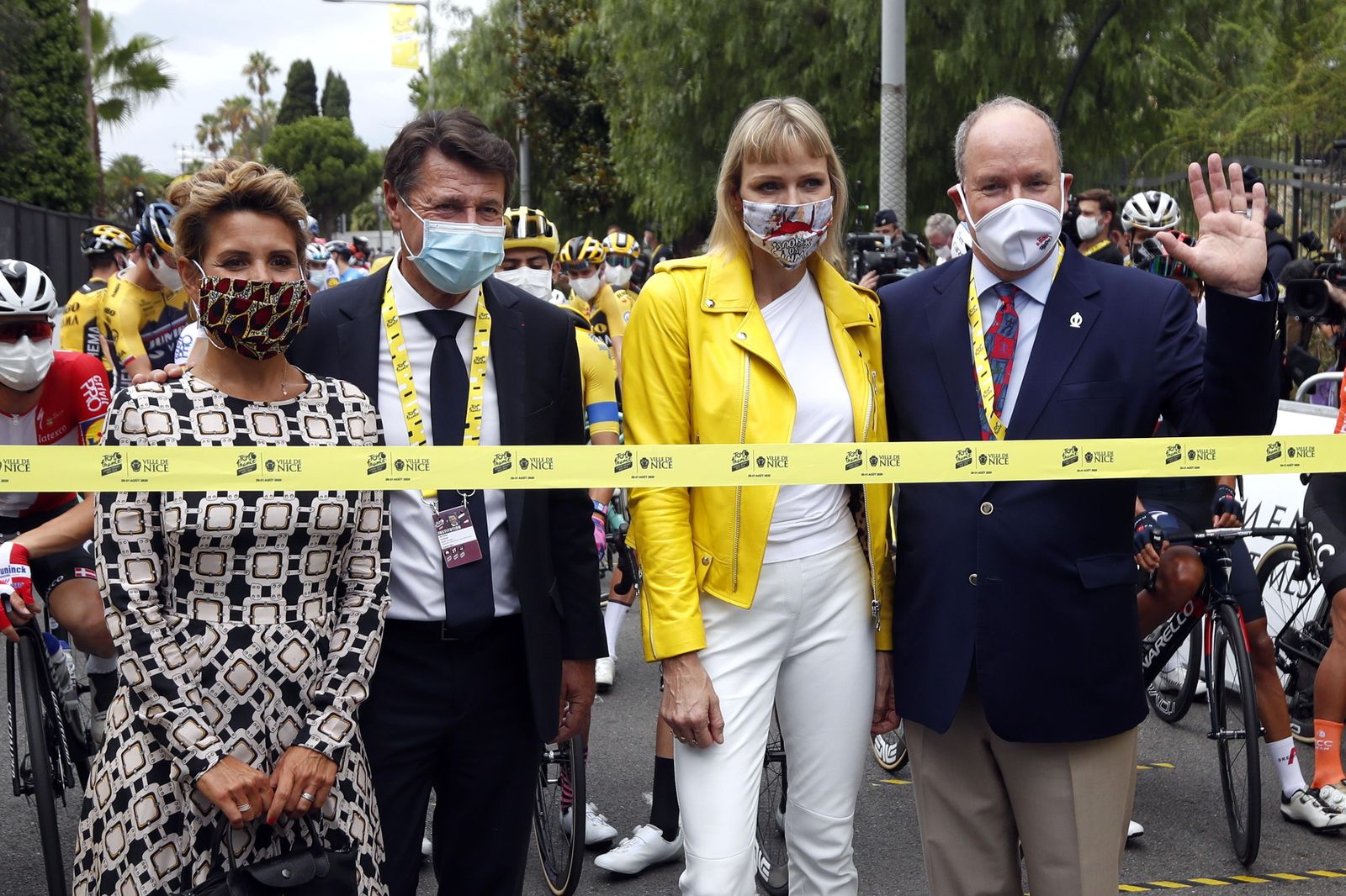 Los príncipes Alberto y Charlene inauguran el Tour de Francia.