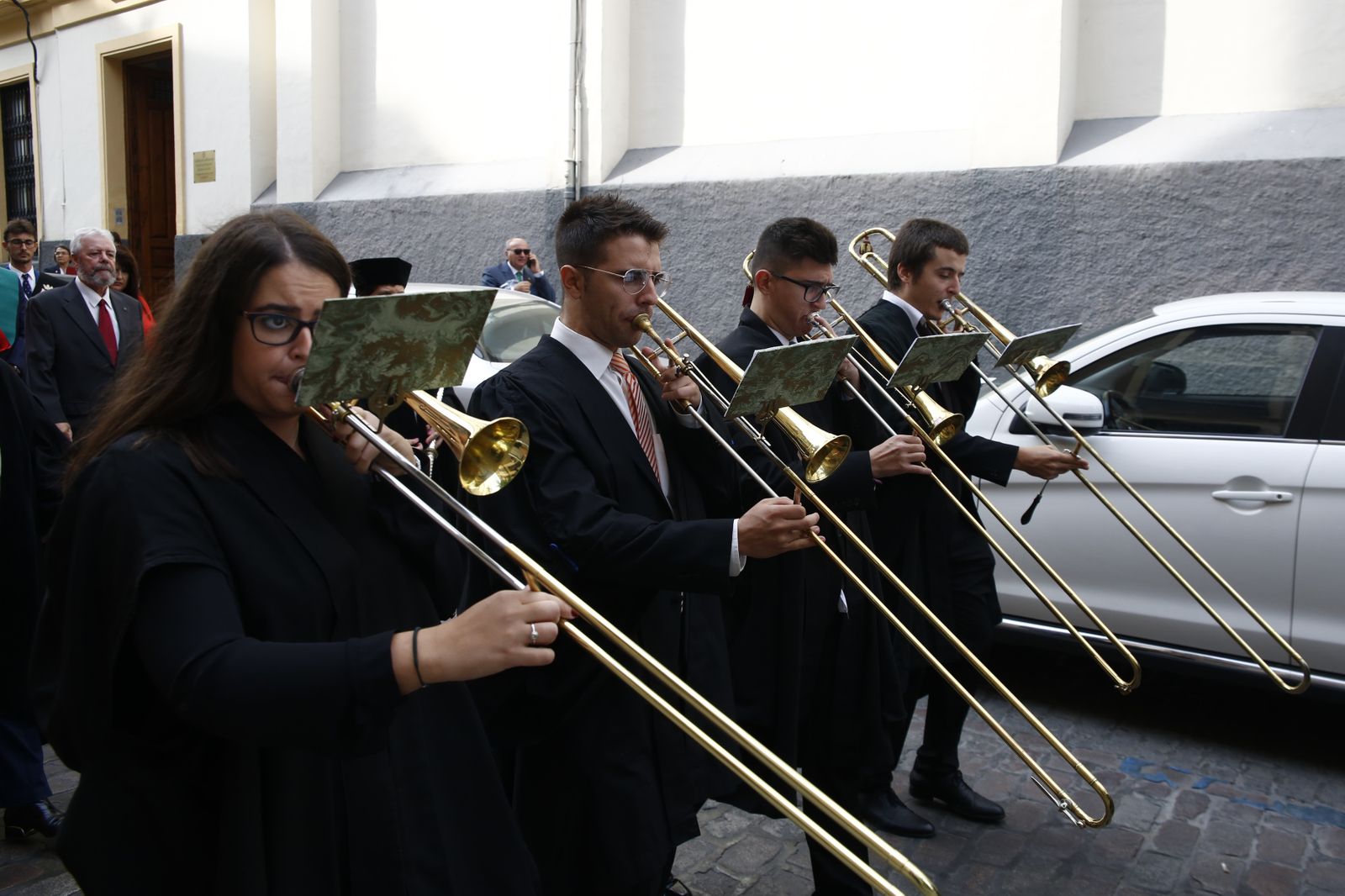 Música en la procesión cívico académica.