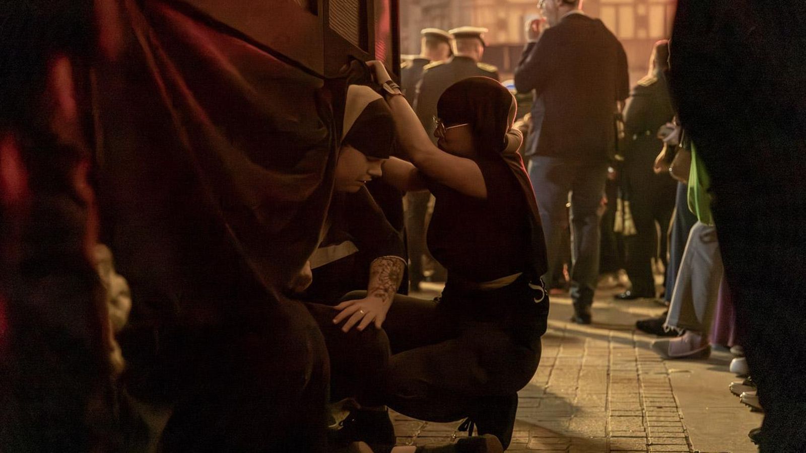 Luto y duelo en la noche del Viernes Santo, en imágenes
