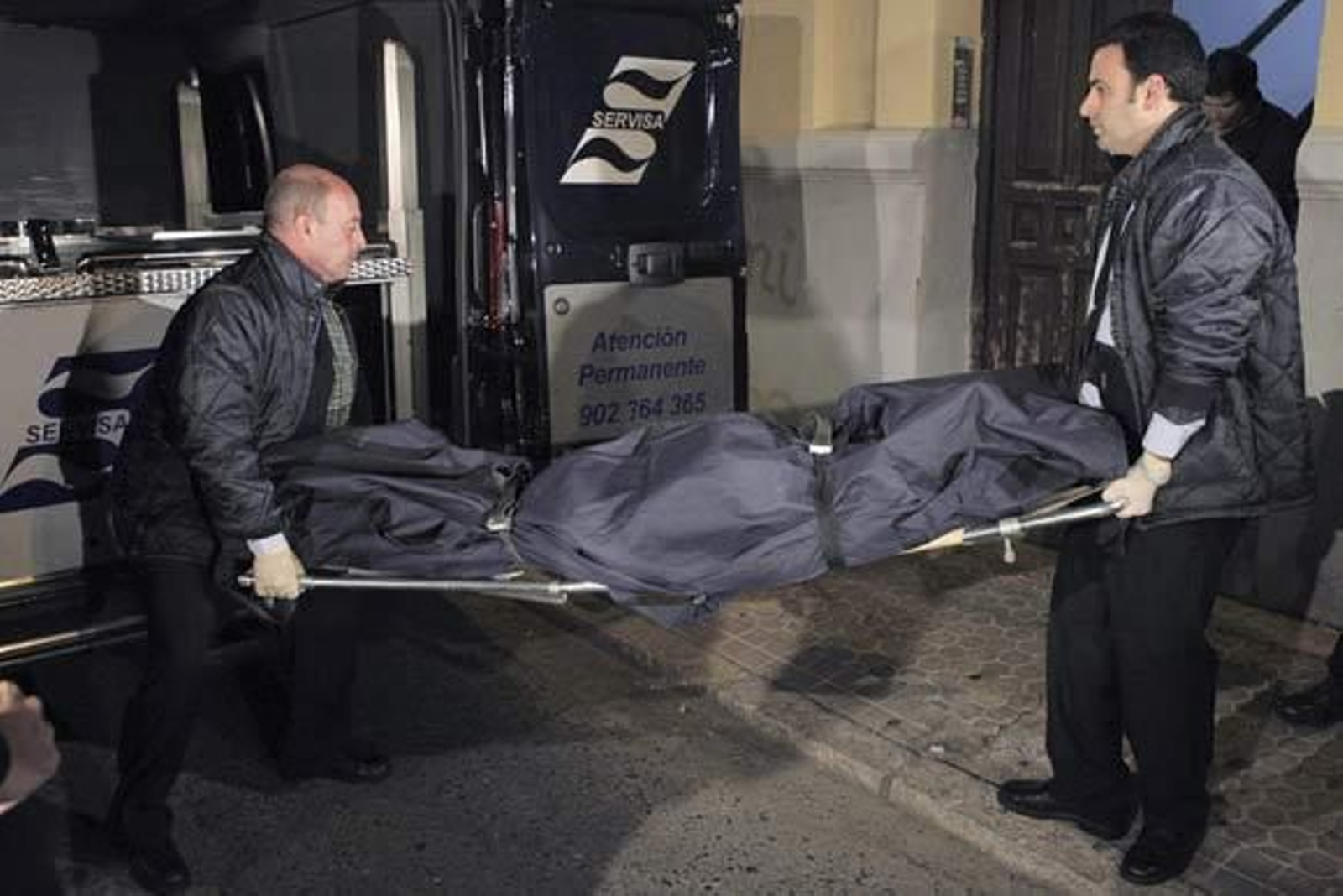 El cuerpo de la mujer de 39 años asesinada esta noche en Sevilla es sacada de la vivienda situada en la calle Luis Cadarso.

Foto: Julio Muñoz (EFE)