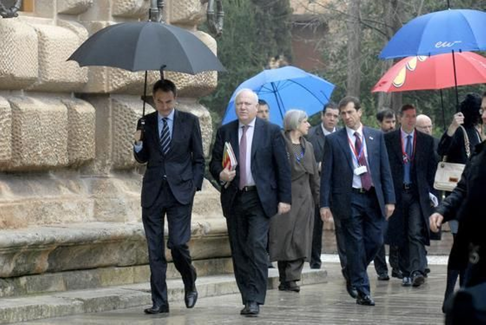 Zapatero a su llegada al Palacio de Carlos V con Moratinos

Foto: Jesús Ochando