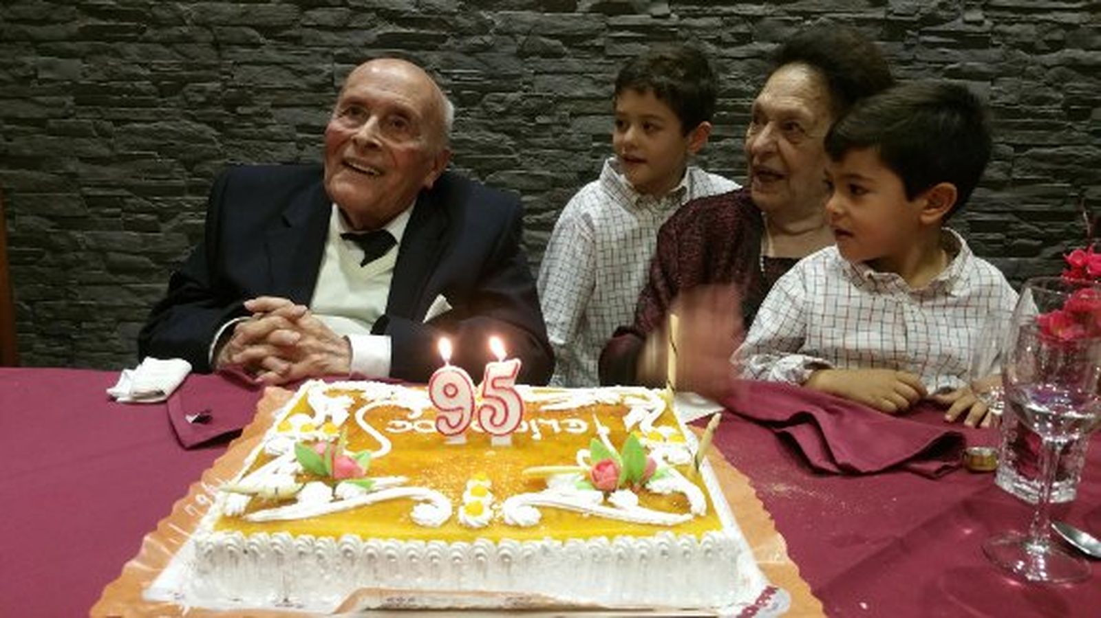 Francisco Ponce  y Maria de la Paz Calvo, con sus bisnietos Javier y Pablo Bernardos Valdivia

Foto: Ignacio Casas de Ciria