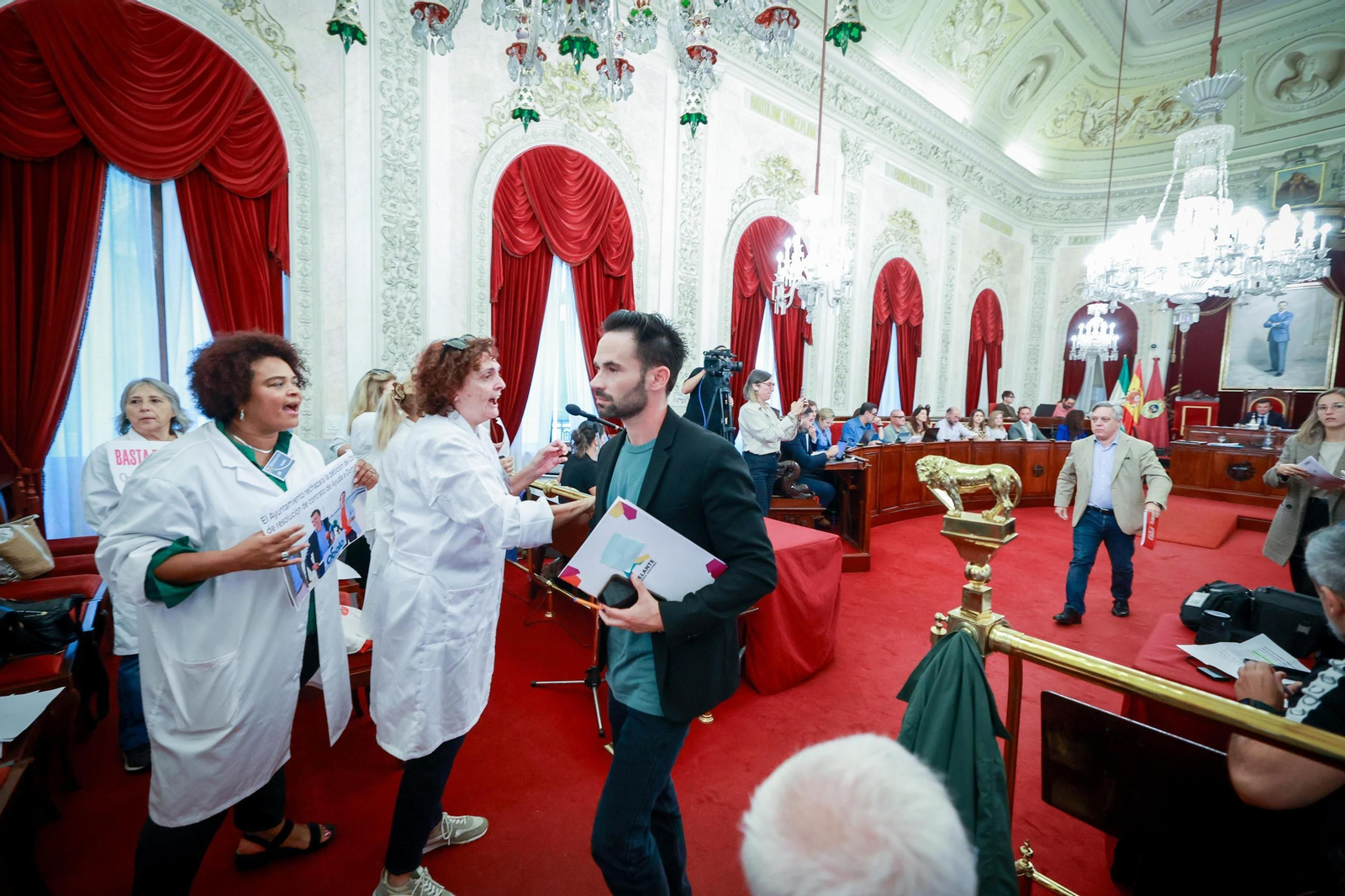 David de la Cruz y Óscar Torres abandonan el Pleno de Cádiz de octubre.
