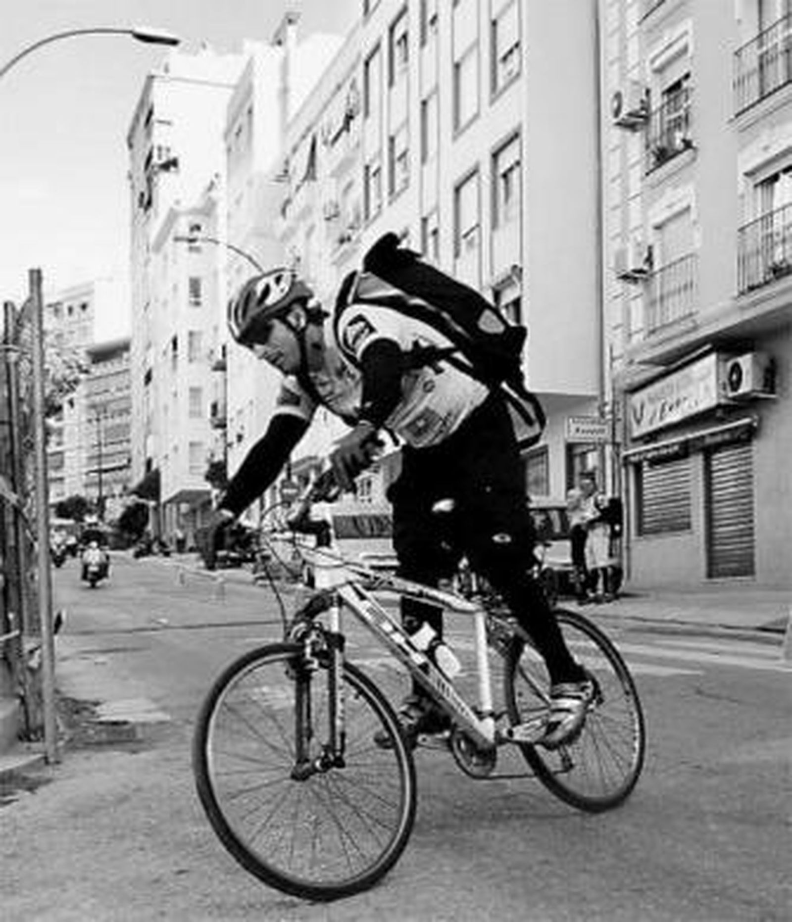 Los mensajeros de Sobre2ruedas, junto a sus bicicletas.