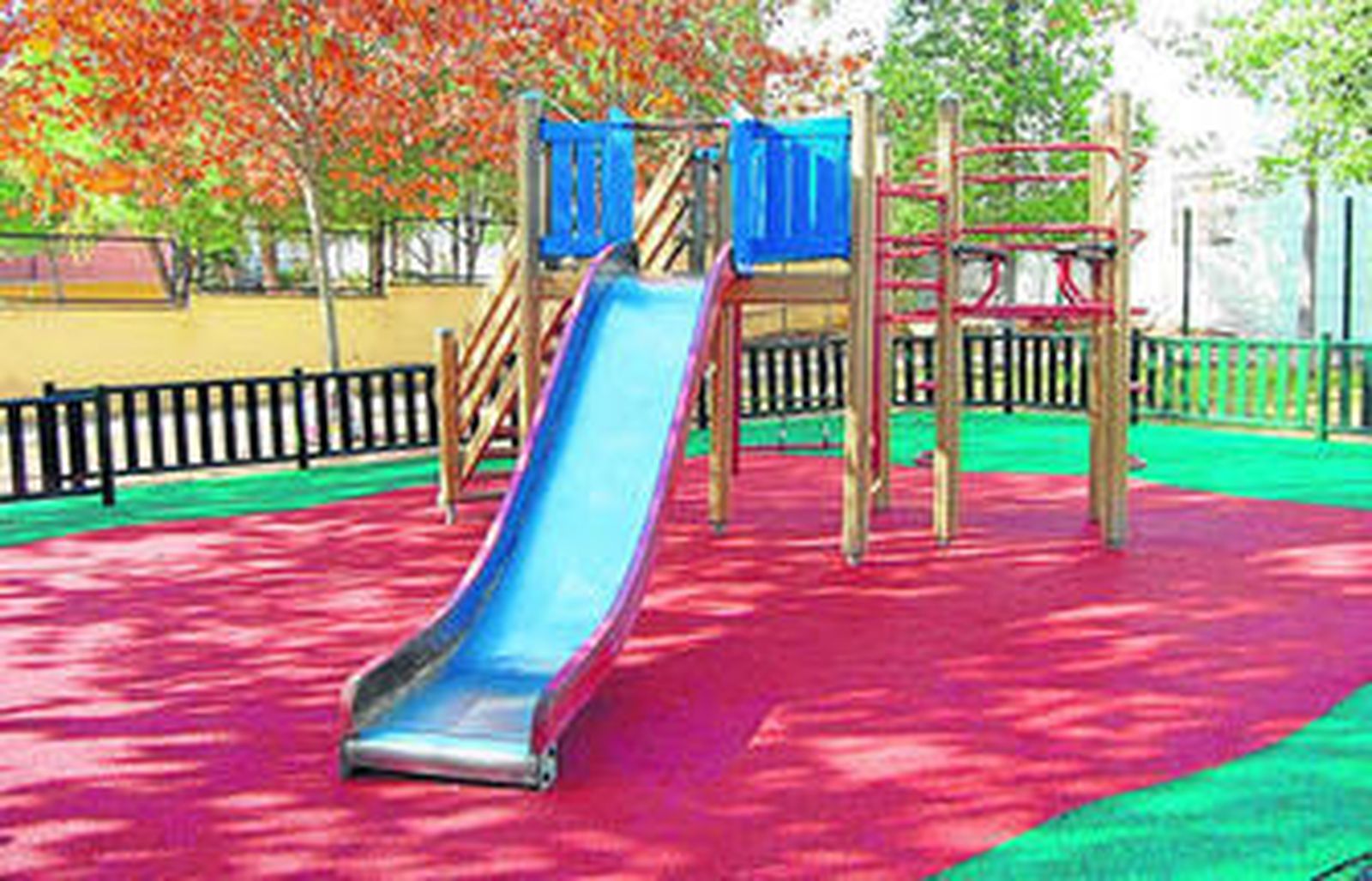 Los padres de Alcalá de Guadaíra ya pueden llevar a sus hijos e hijas a las zonas infantiles dentro de sus propios barrios.