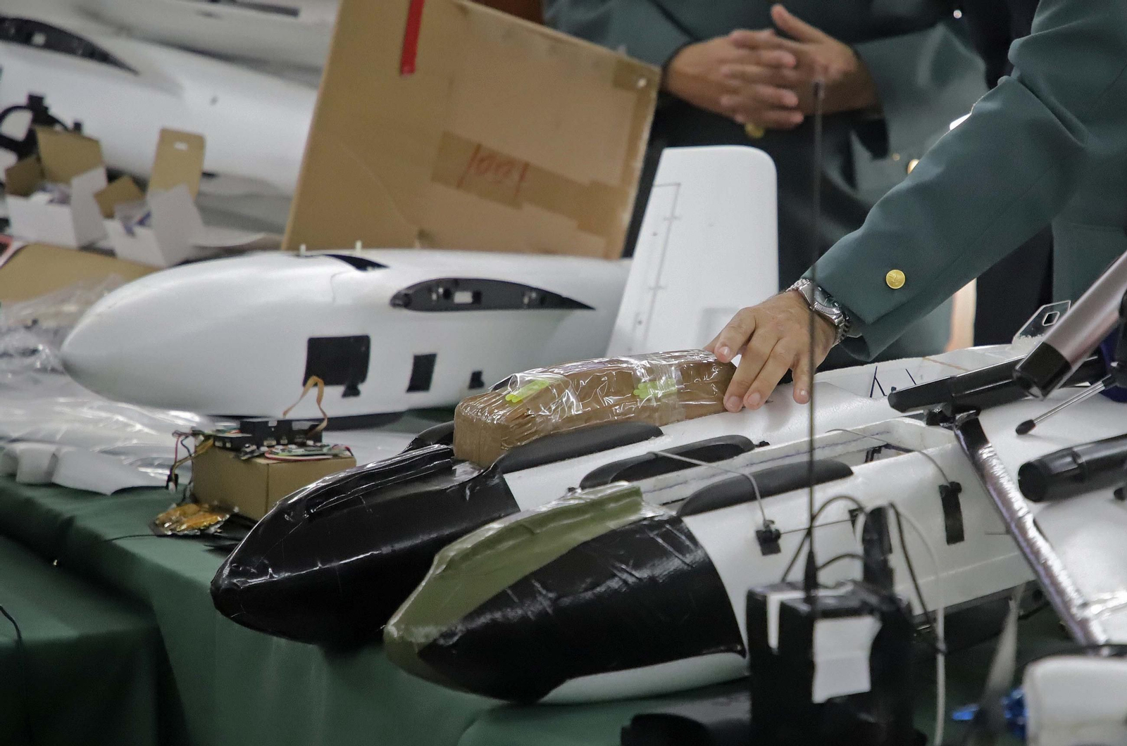 Fotos de los drones de largo alcance para introducir hachís en España desde Marruecos incautados por la Guardia Civil en Algeciras