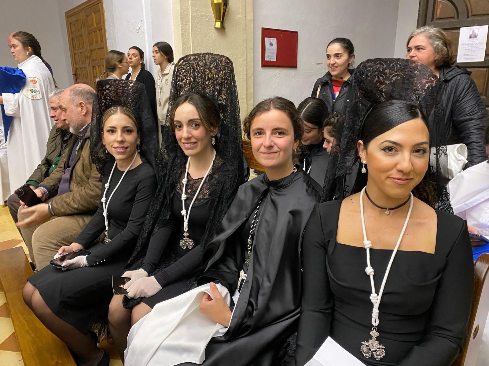 En imágenes: La lluvia suspende el Lunes Santo en cuestión de horas