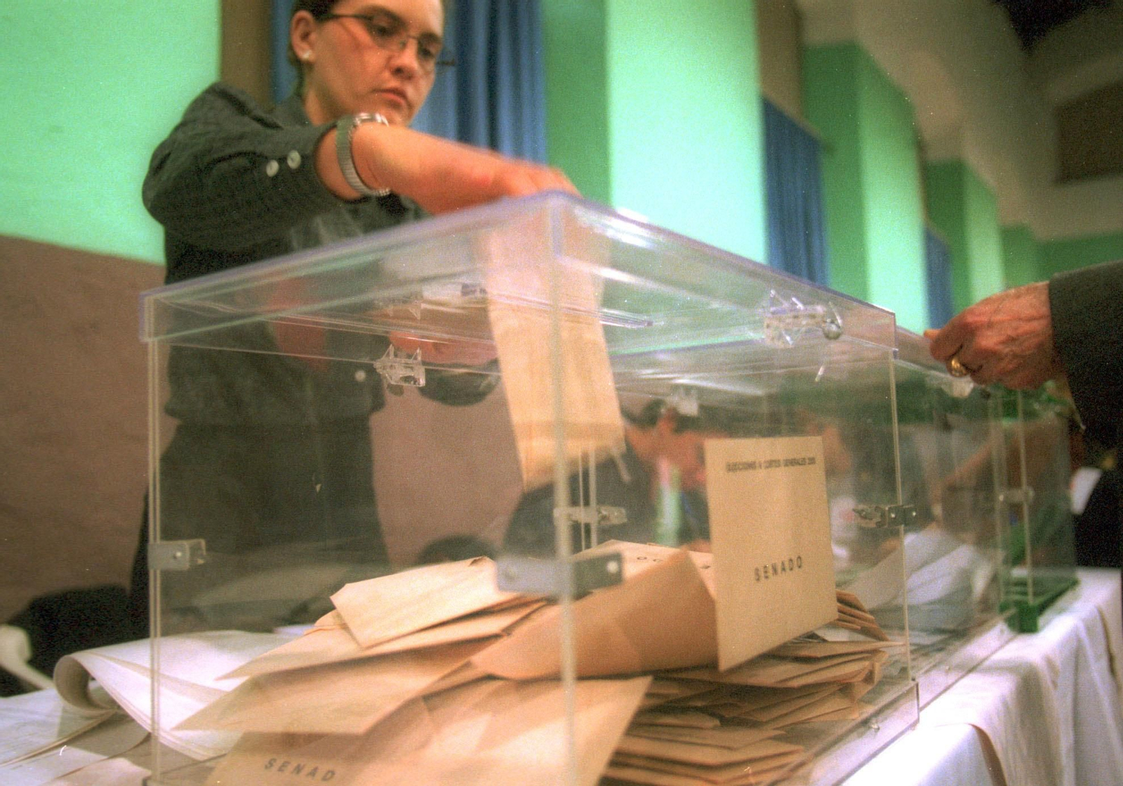 Una urna durante una jornada electoral.