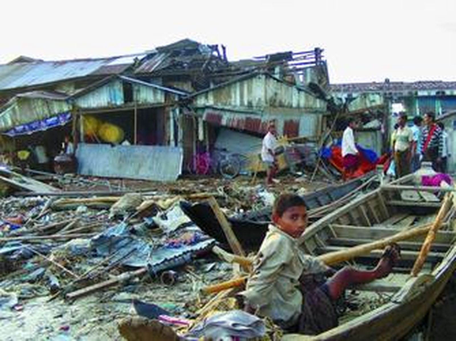 Un superviviente espera la llegada de ayuda en una aldea de la zona de Labutta, una de las más afectadas por el paso del 'Nargis'.