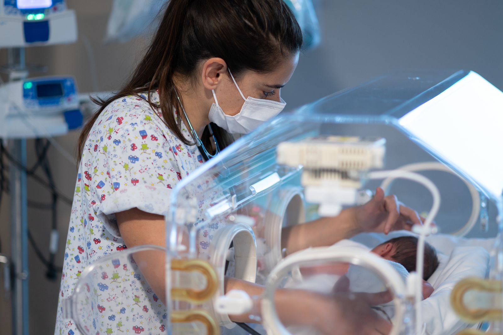 Nacer a las 27 semanas de gestación: la importancia vital de las UCI neonatales en bebés prematuros