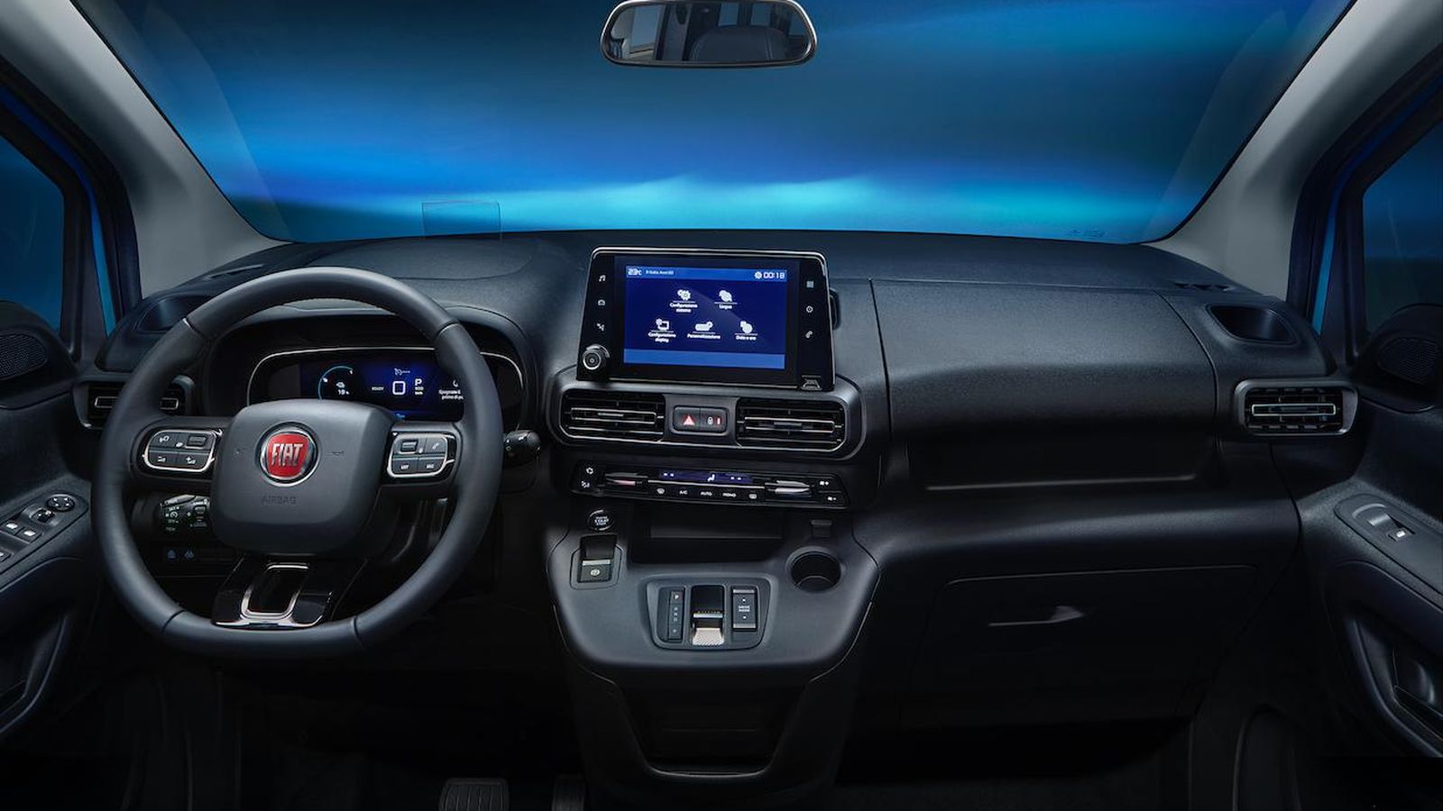 La configuración del salpicadero permite situar en el habitáculo bien dos asientos o hasta tres.