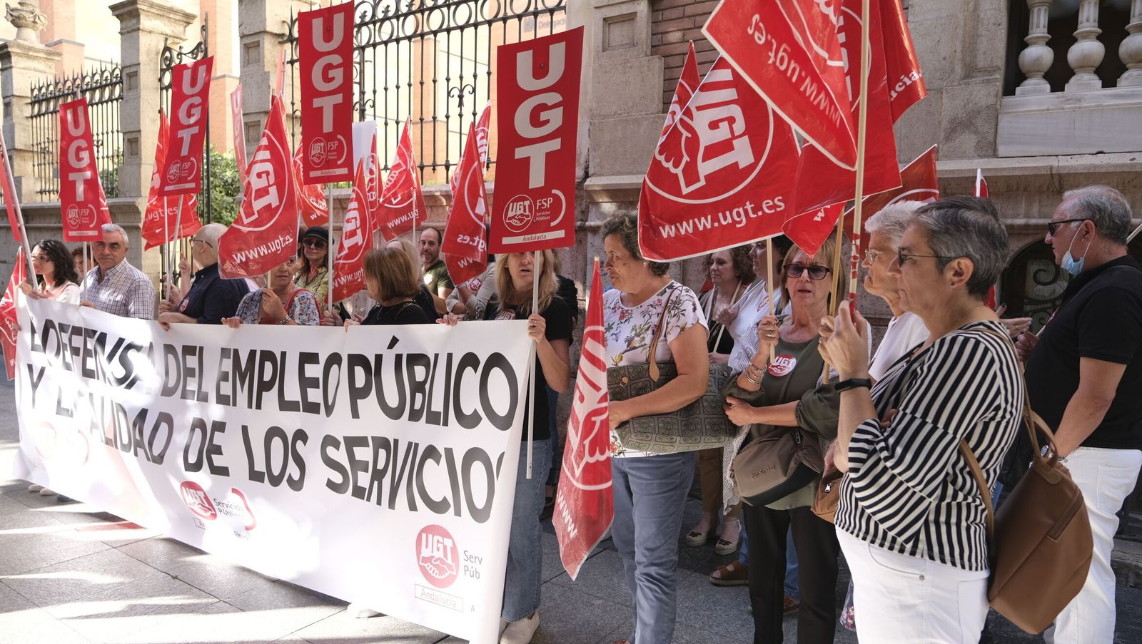 Concentración de UGT Servicios Públicos en la puerta de la Delegación de la Junta de Andalucía en Almería