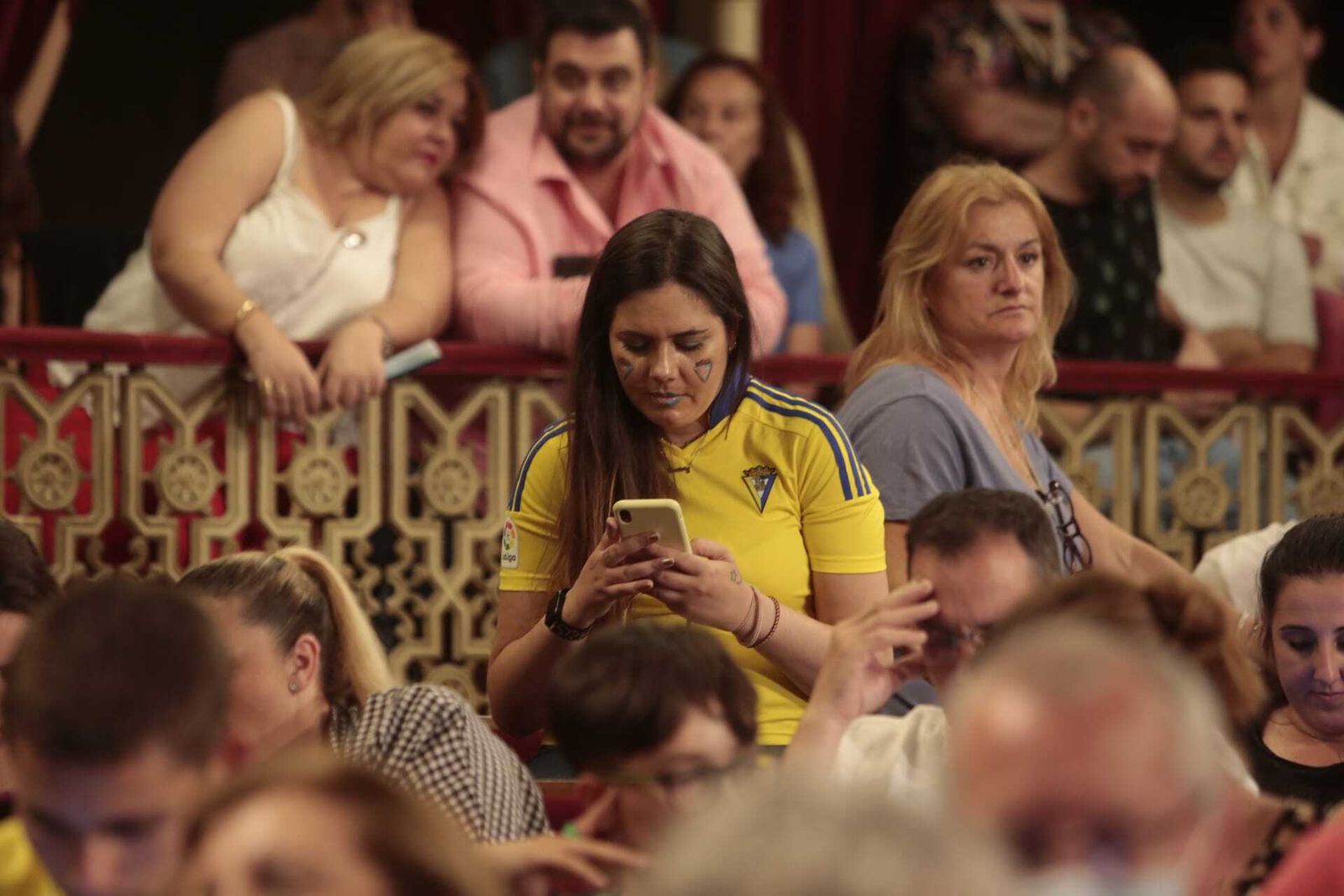 Las imágenes de la celebración de la permanencia del Cádiz CF en el Teatro Falla.