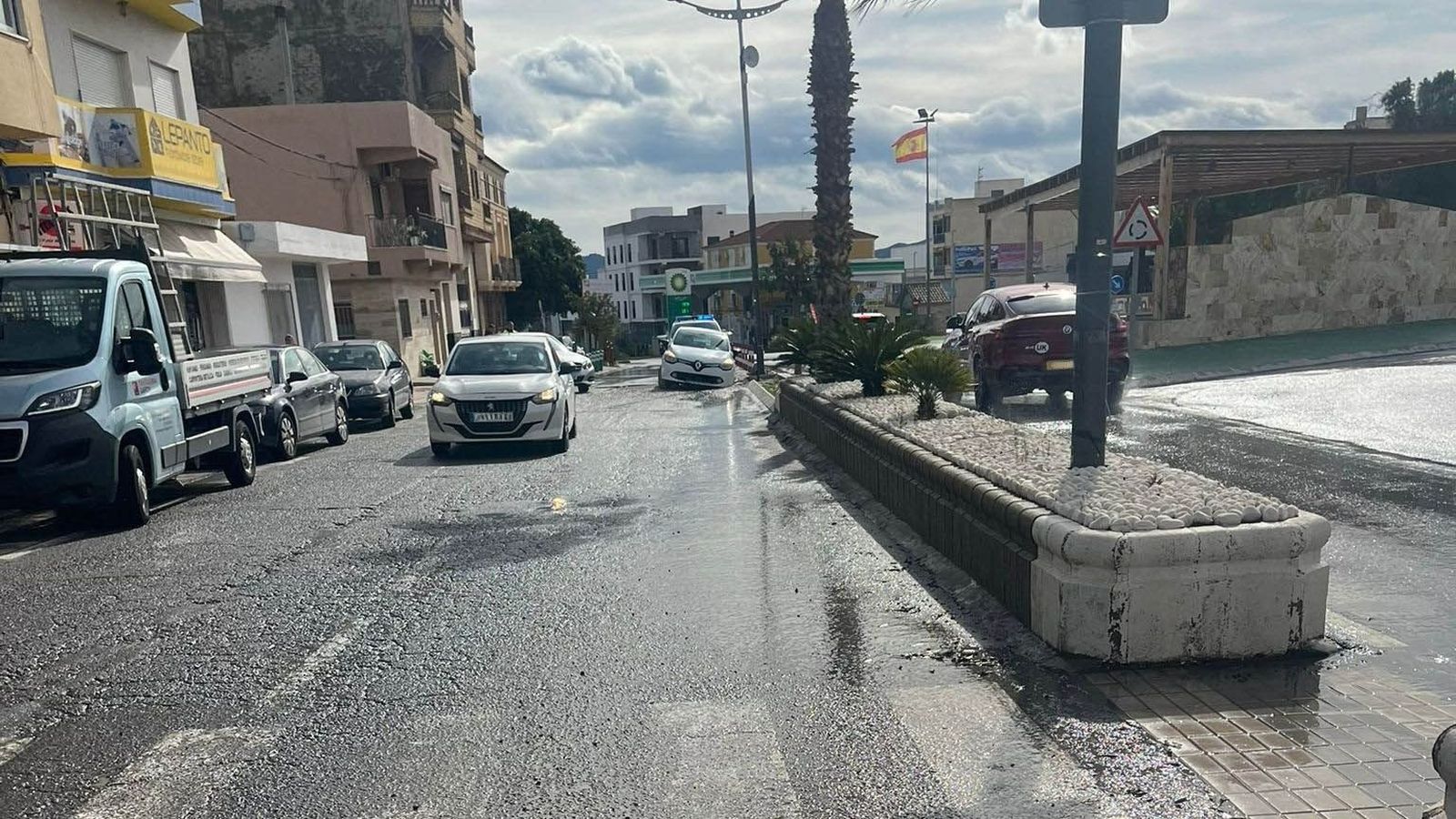 Un vehículo ha quedado atrapado mientras circulaba por la Avenida Lepanto, en el casco urbano de Albox.