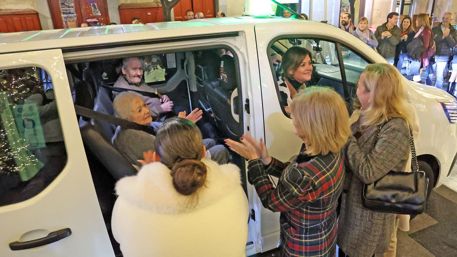 Imágenes de la caravana solidaria de los taxistas con los mayores por el alumbrado navideño de Jerez