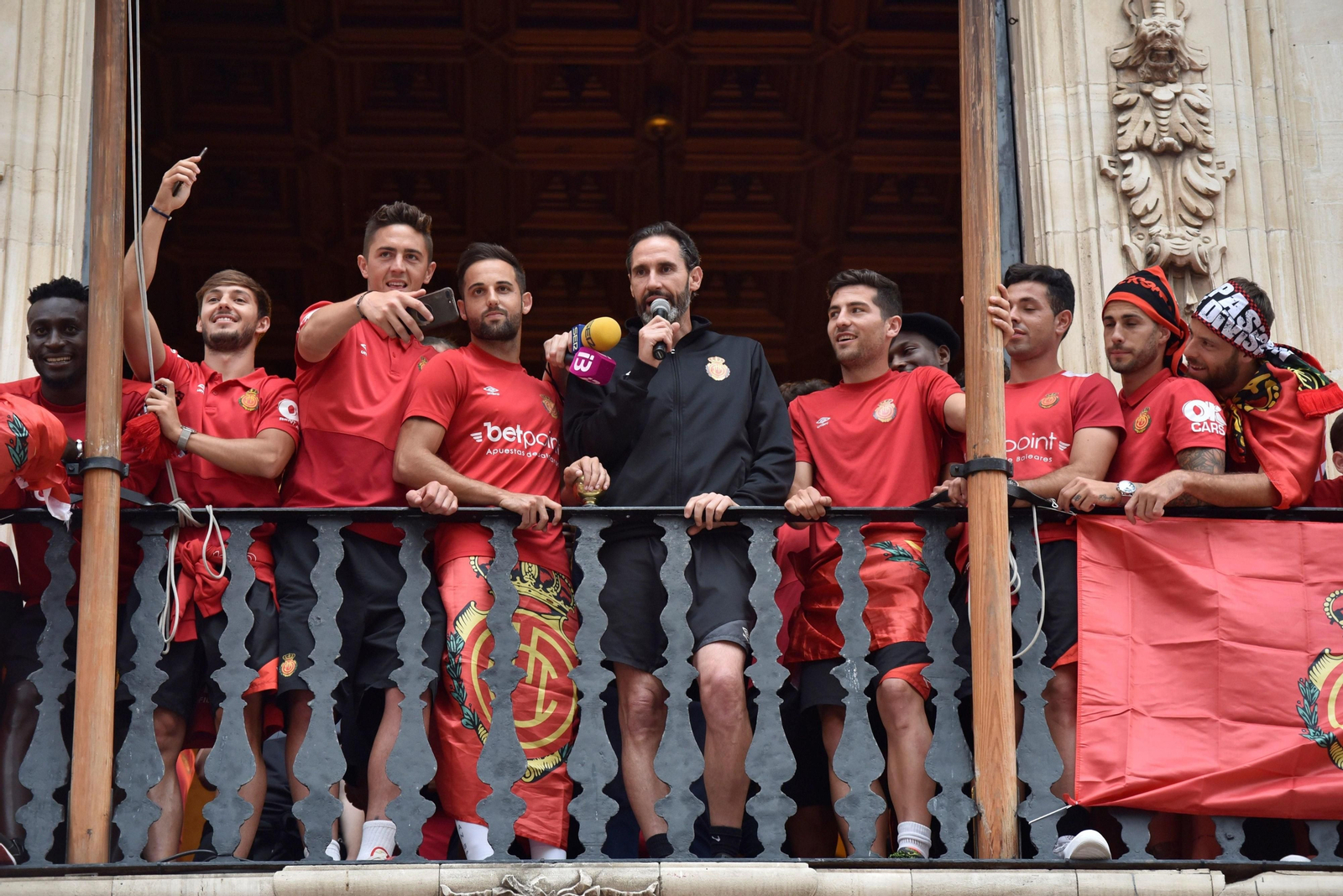 Jugadores del Mallorca celebran su ascenso a Segunda división tras eliminar al Mirandés.
