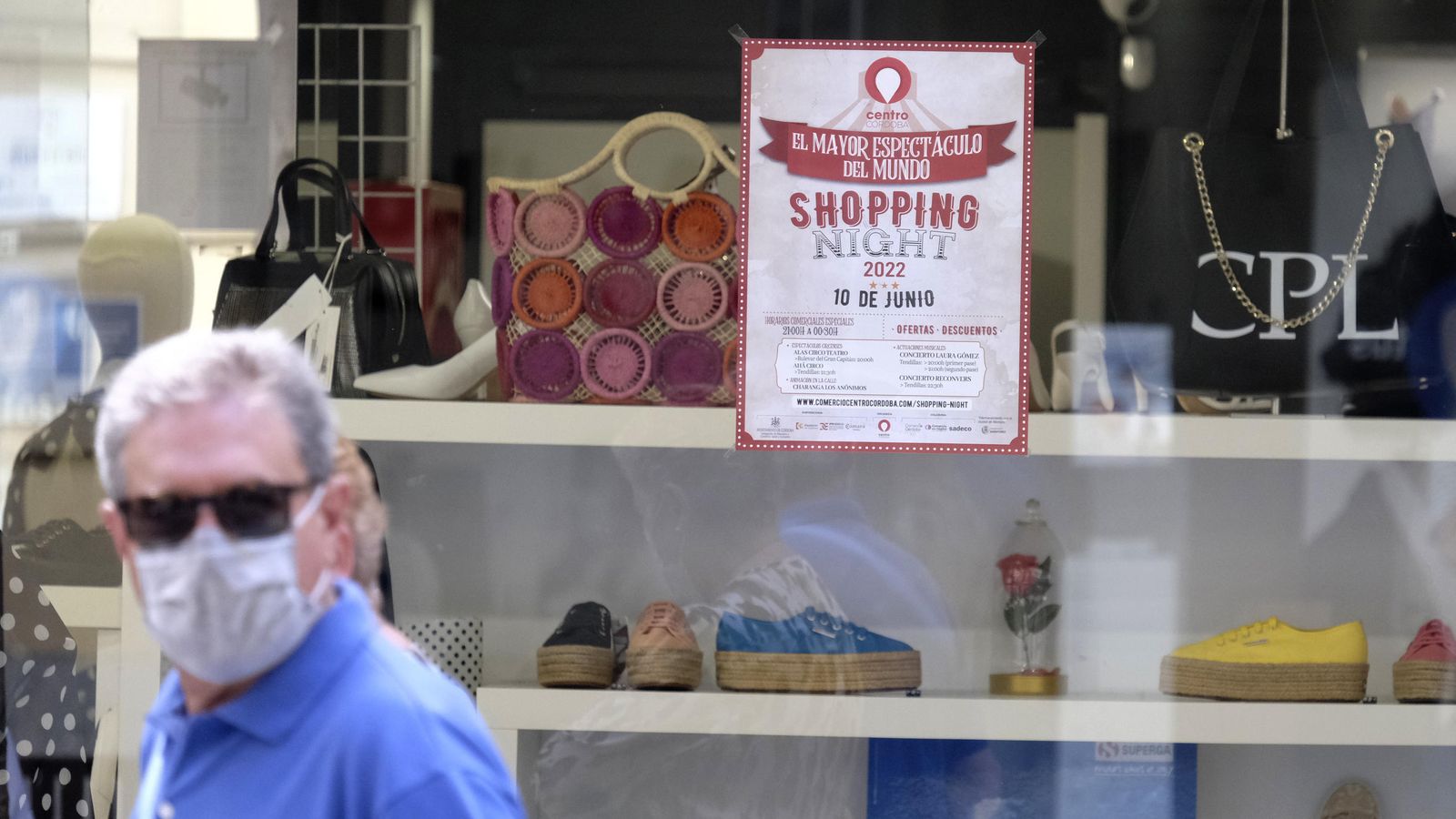 Un cartel de la Shopping Night en una tienda del centro.