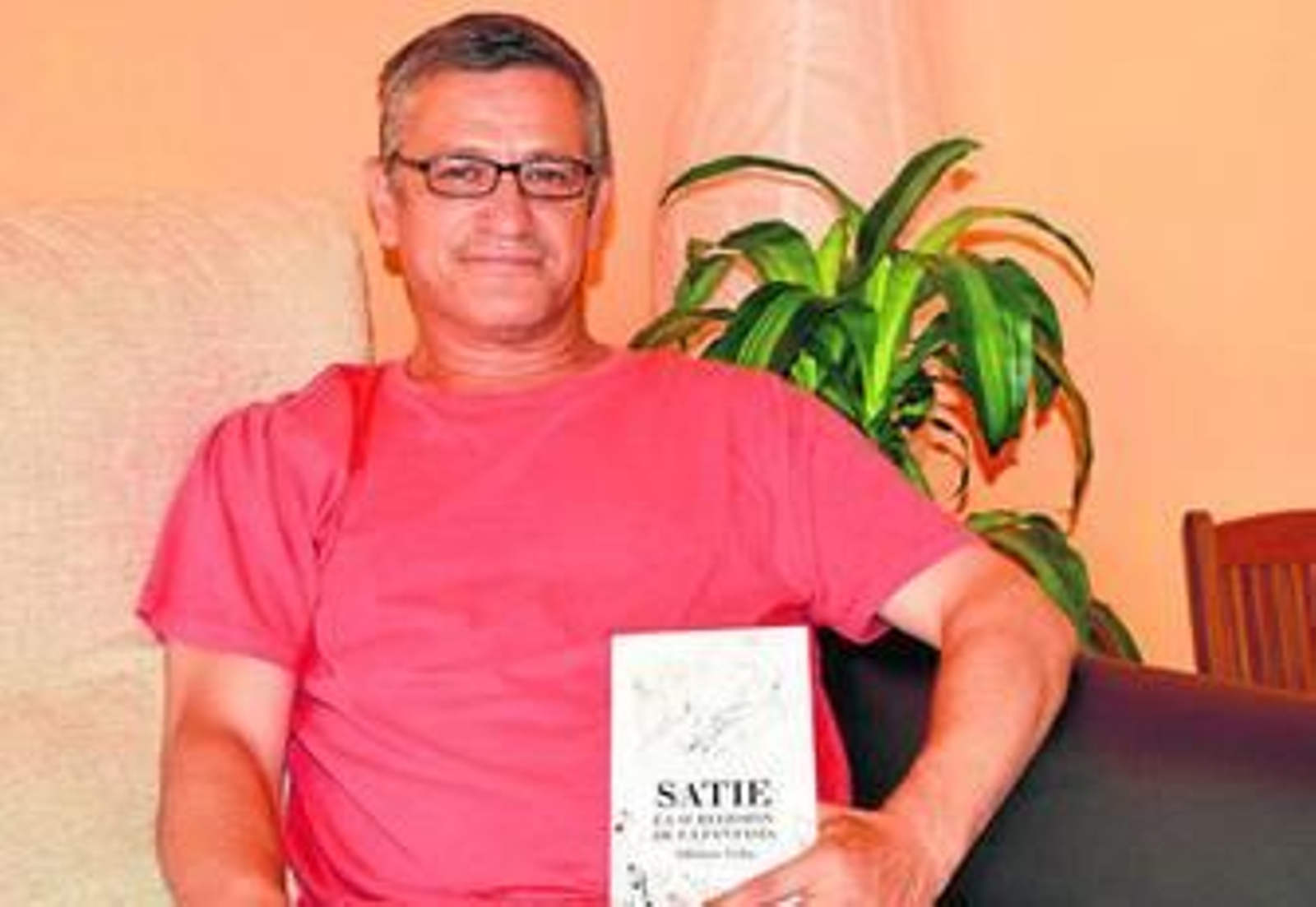 El catedrático del Conservatorio Superior de Música de Córdoba, Alfonso Vella, posa con su libro sobre Satie. El catedrático del Conservatorio Superior de Música de Córdoba, Alfonso Vella, posa con su libro sobre Satie.