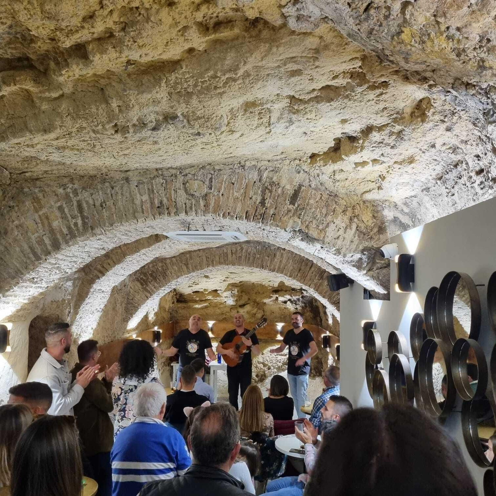 Café Alcaraván, en Arcos, ubicado en las antiguas caballerizas del Castillo.